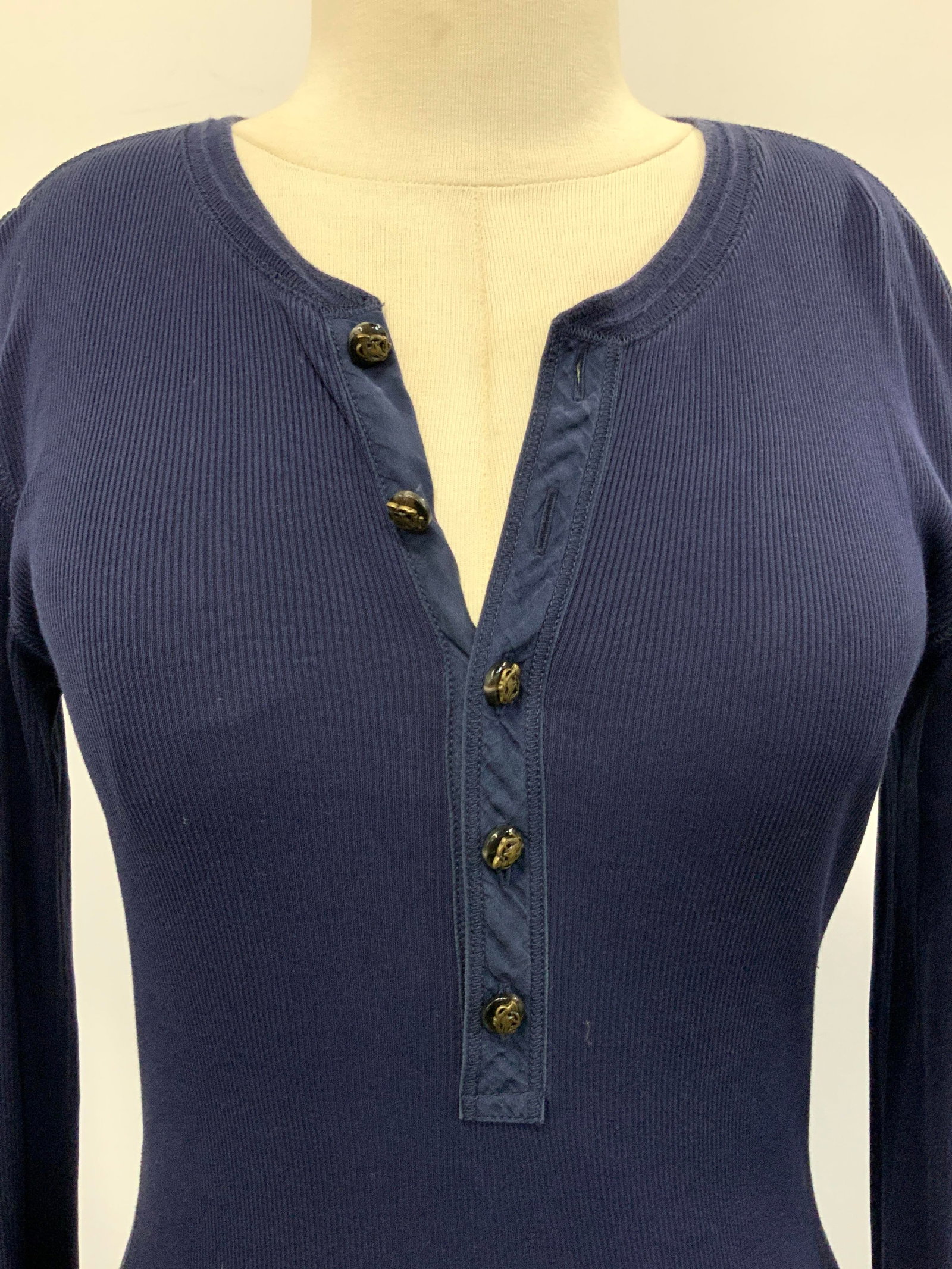 Ralph Lauren Cotton Button Collar Long Sleeve: Ralph Lauren blue toned long sleeve cotton shirt with button up collar. Buttons are made of black composite with brass motifs of a fox with a French horn. Size Medium. Sleeves measure 20 inches long c