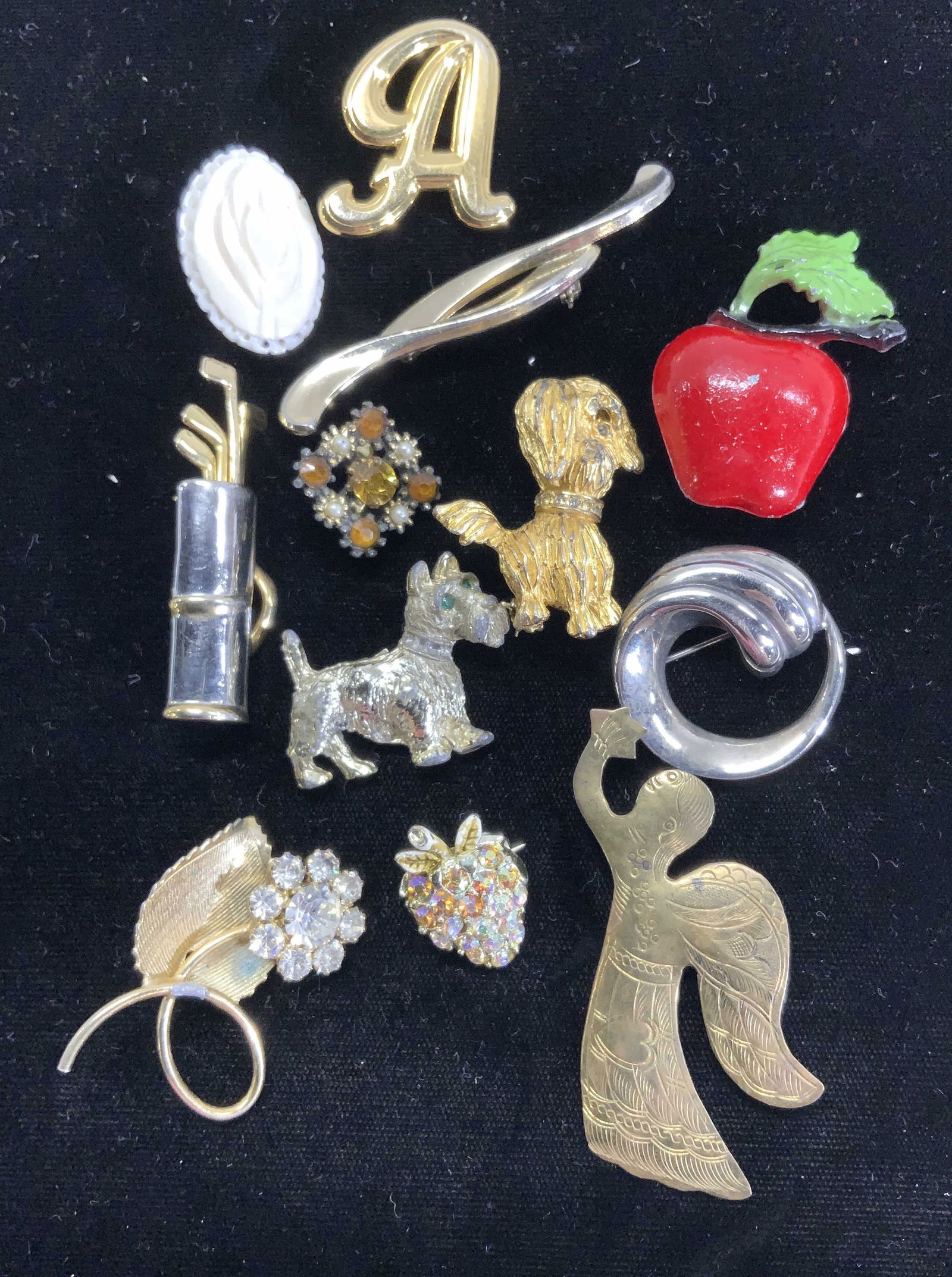 Lot 12 Vintage Brooches- Angel, Apple, Golf Clubs (1 of 6)