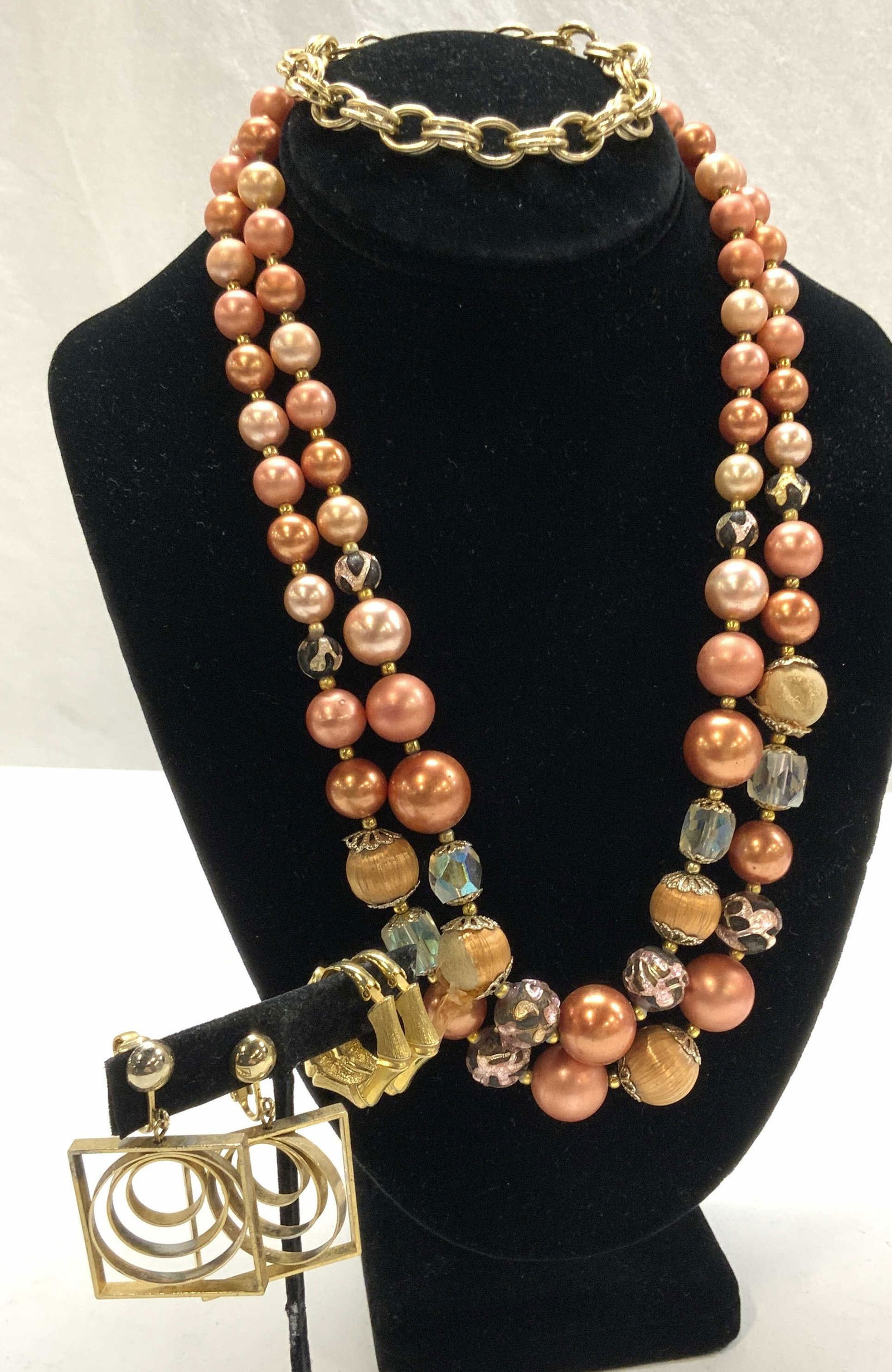 Lot 6 Fashion Earrings, Chain Bracelet, Bead Neck. (1 of 8)