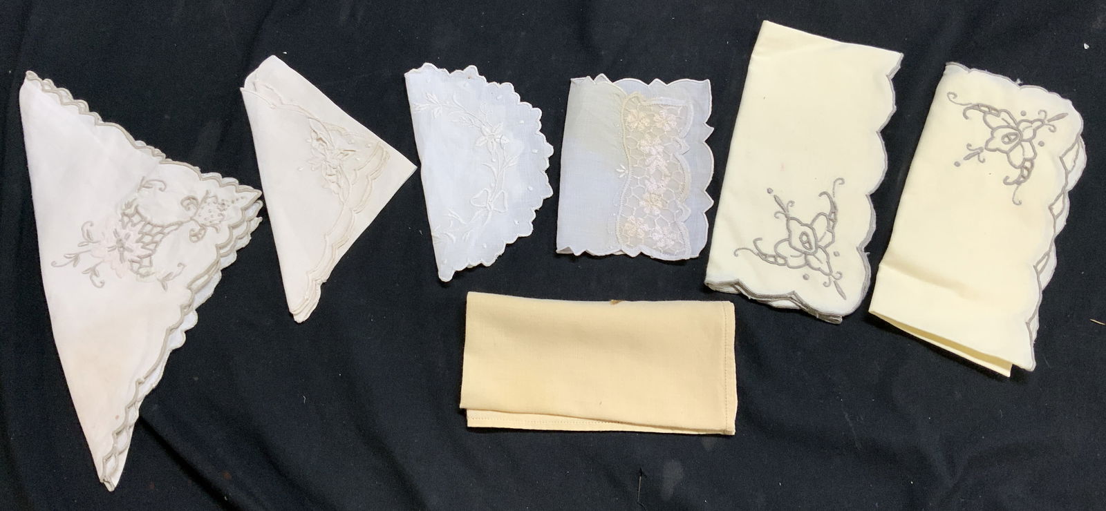Lot 7 Vintage Assorted Table Linens (1 of 7)