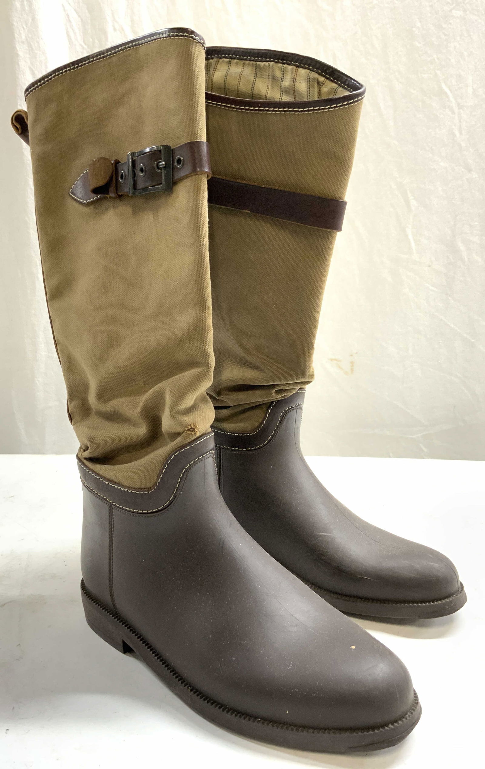 CHLOE Pr Womens Rubber & Suede Boots 37 ITALY: Insole reads CHLOE undersides read MADE IN ITALY. Shin area has strap to tighten. Pair of boots, brown and beige toned crafted from rubber, leather & suede. Boots are size 37. Boots measure approximat