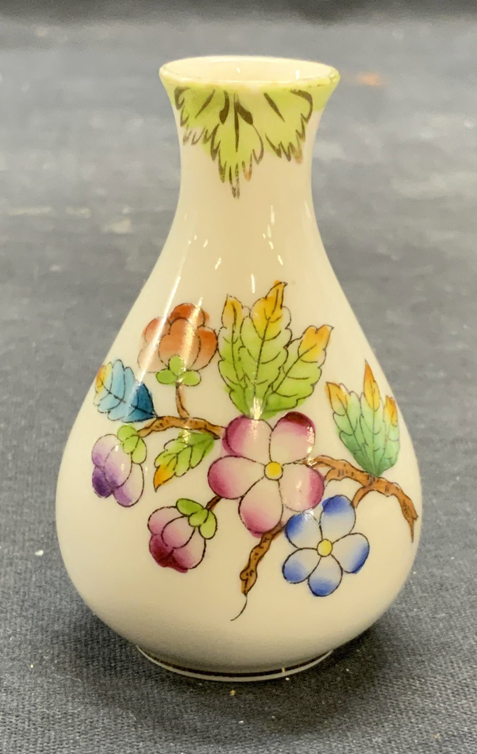 Vntg Herend Porcelain Floral Bud Vase Hungary: Vintage Herend porcelain Bud vase with floral motif. Trademarked to underside. Made in Hungary. Measures approx. 1.75 x 2.5 inches. Some surface wear including scratching observed. Herend, Herend Bud 