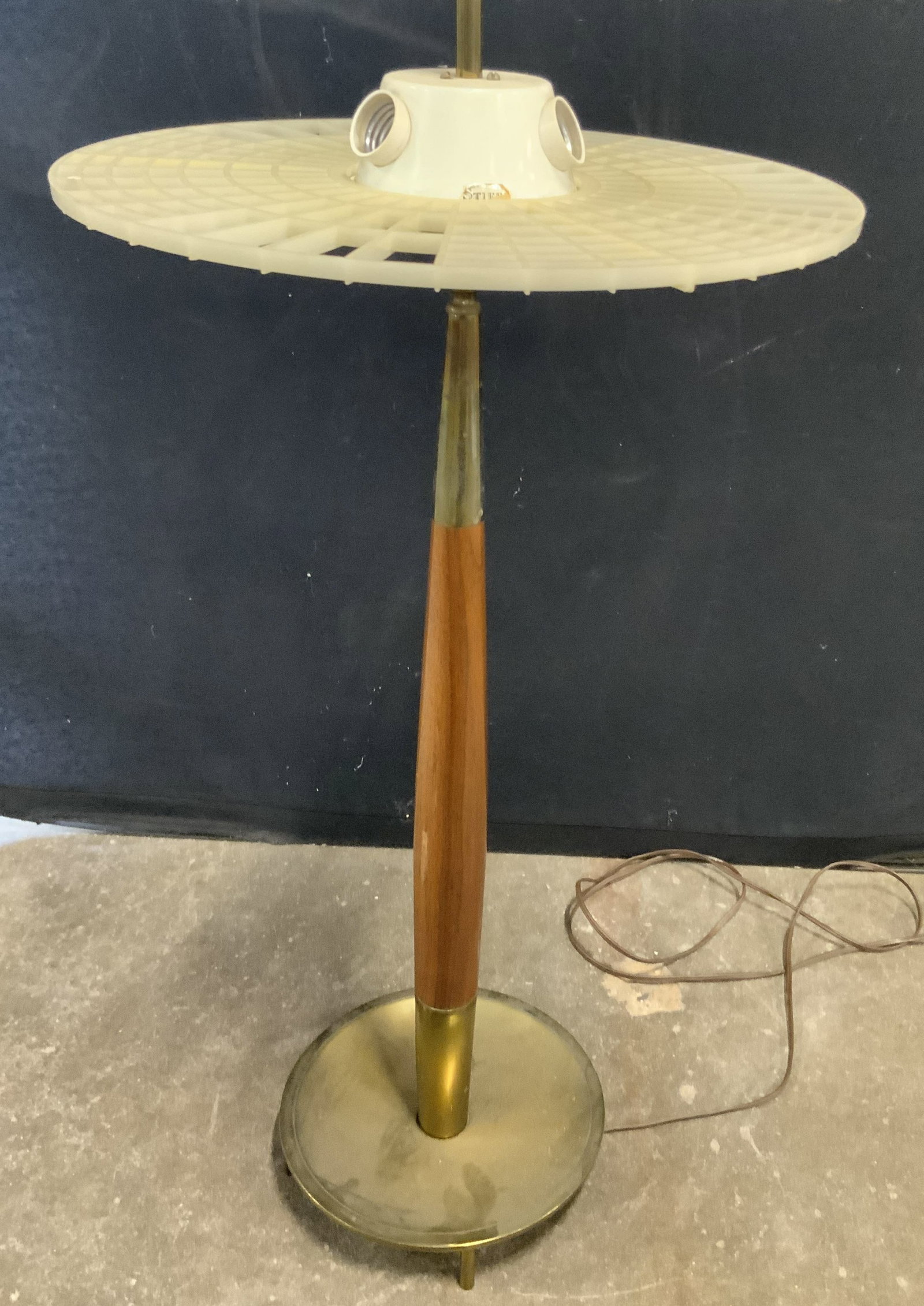 STIFFEL Mid Century Modern Brass & Walnut Lamp: A vintage mid century modern brass and walnut lamp. Partial sticker, possibly reads STIFFEL. Corded. Measures approx. 31H x 14.5W in. Measurement includes pierced plastic disc piece. Some wear consist