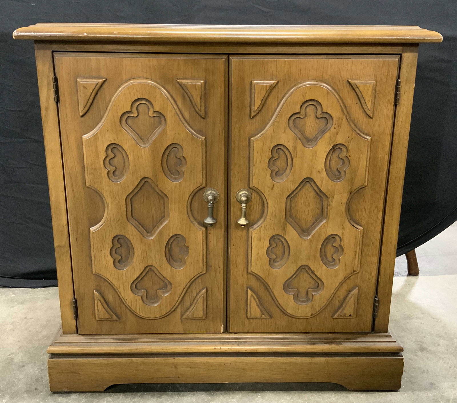 DREXEL FURNITURE Vntg Wood Cabinet W Drawer: Interior of drawer reads DREXEL FURNITURE. Cabinet is beige toned and wooden. Piece is vintage. Cabinet has double door. Interior has 1 shelf. Drawer has dovetailing. Cabinet has brass teardrop form d
