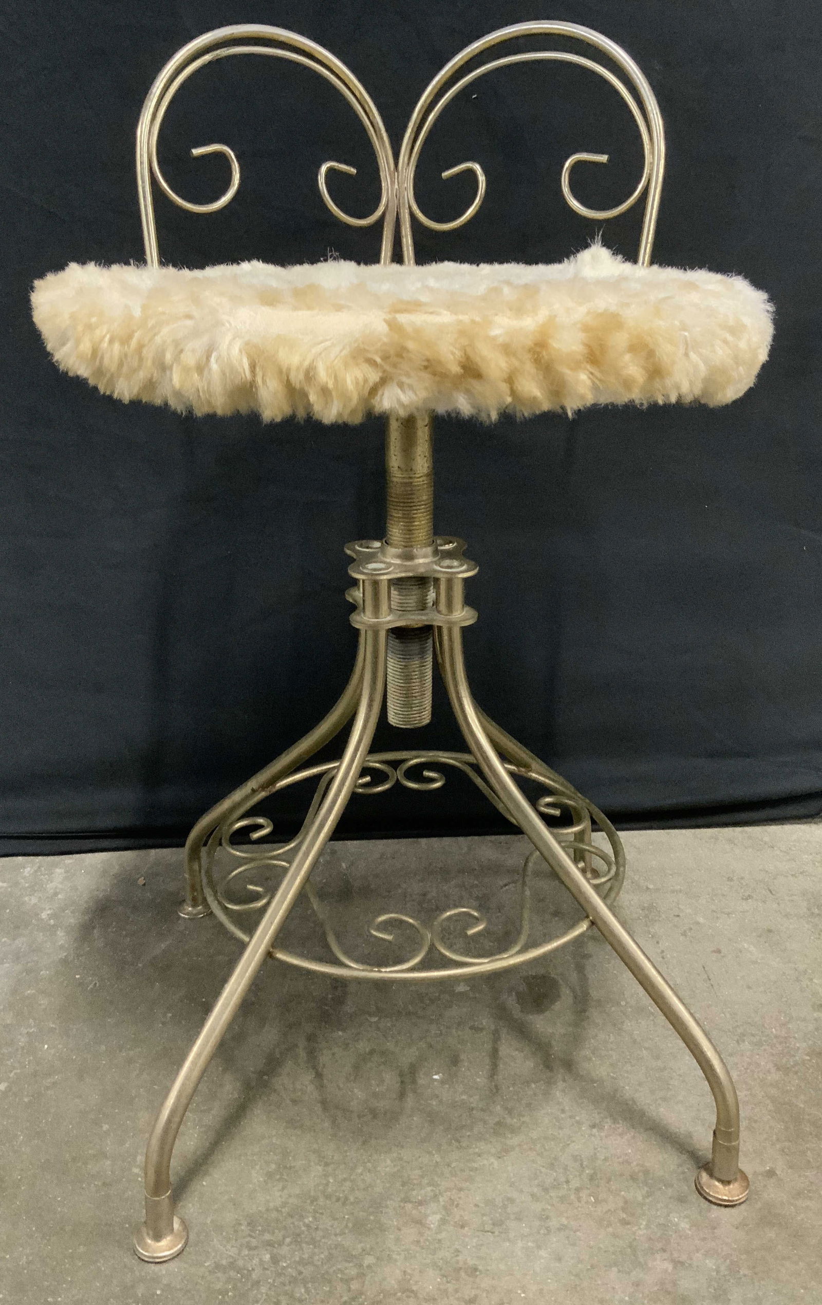 DELTA METAL IND Hollywood Regency Vanity Chair (1 of 8)