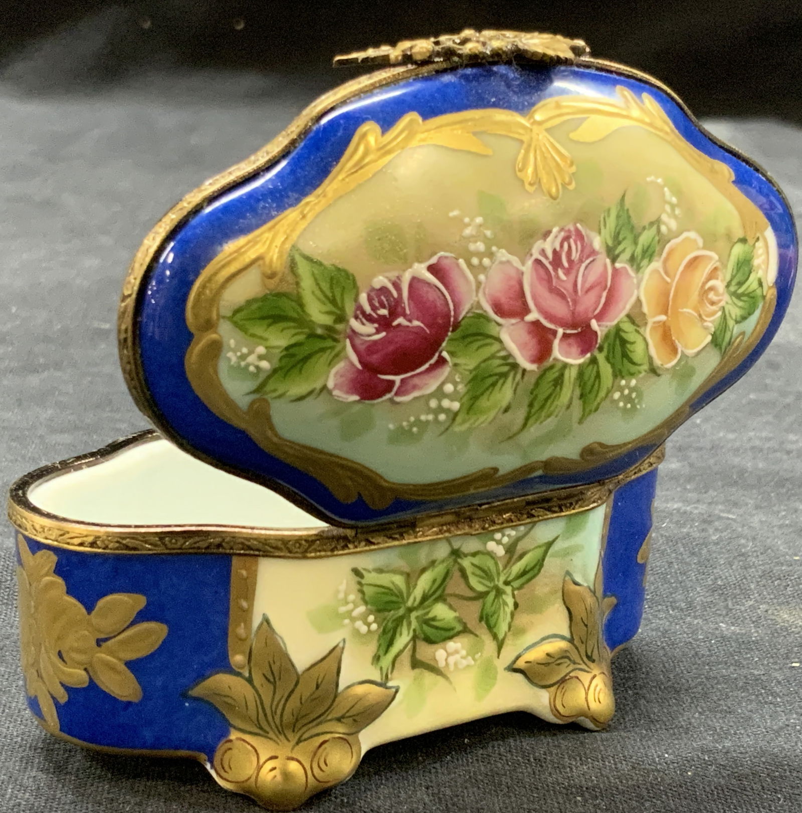 Hand Painted Limoges Porcelain Pill Box, France (1 of 8)