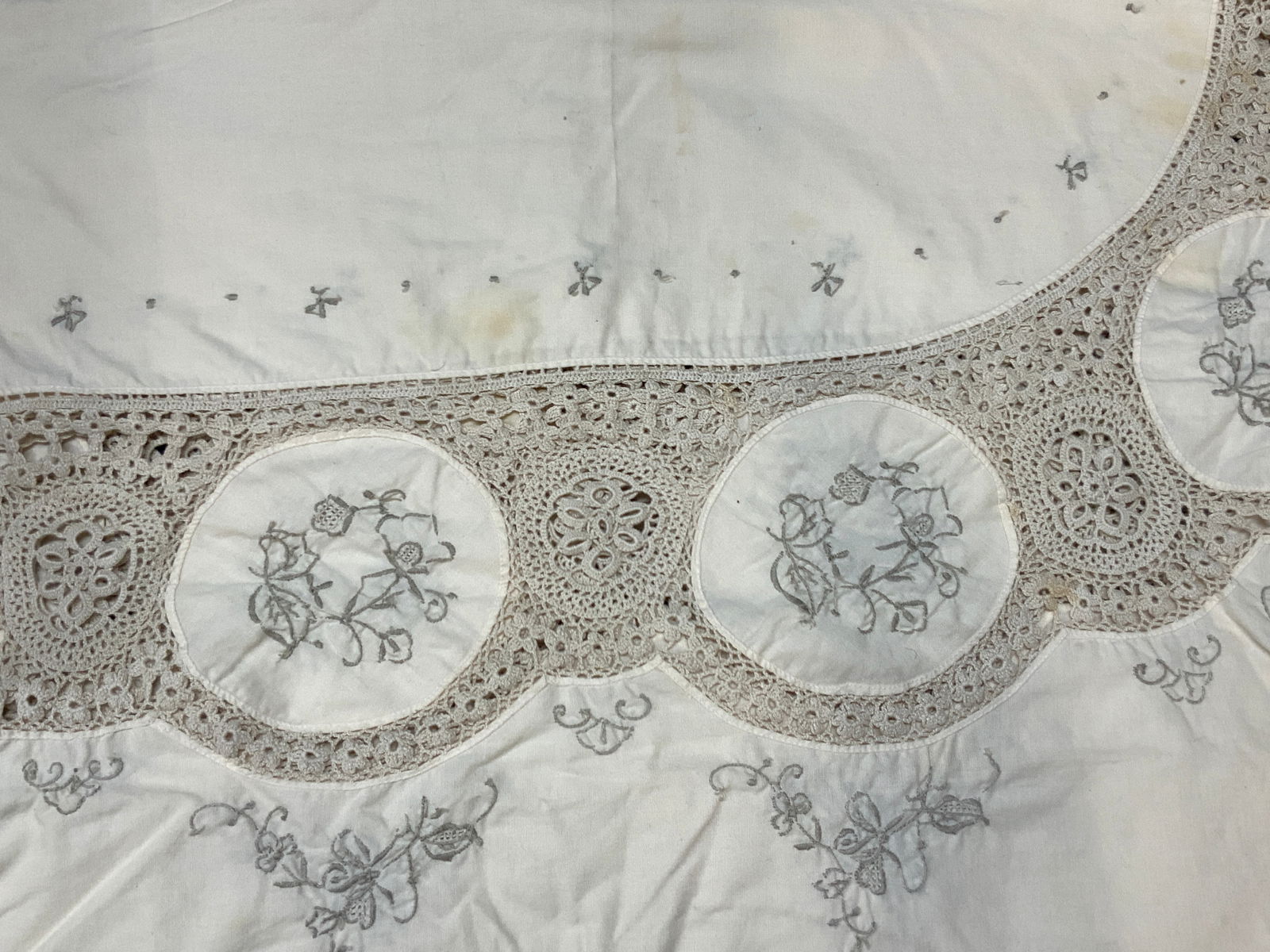Vntg Embroidered & Crocheted Linen Tablecloth (1 of 9)