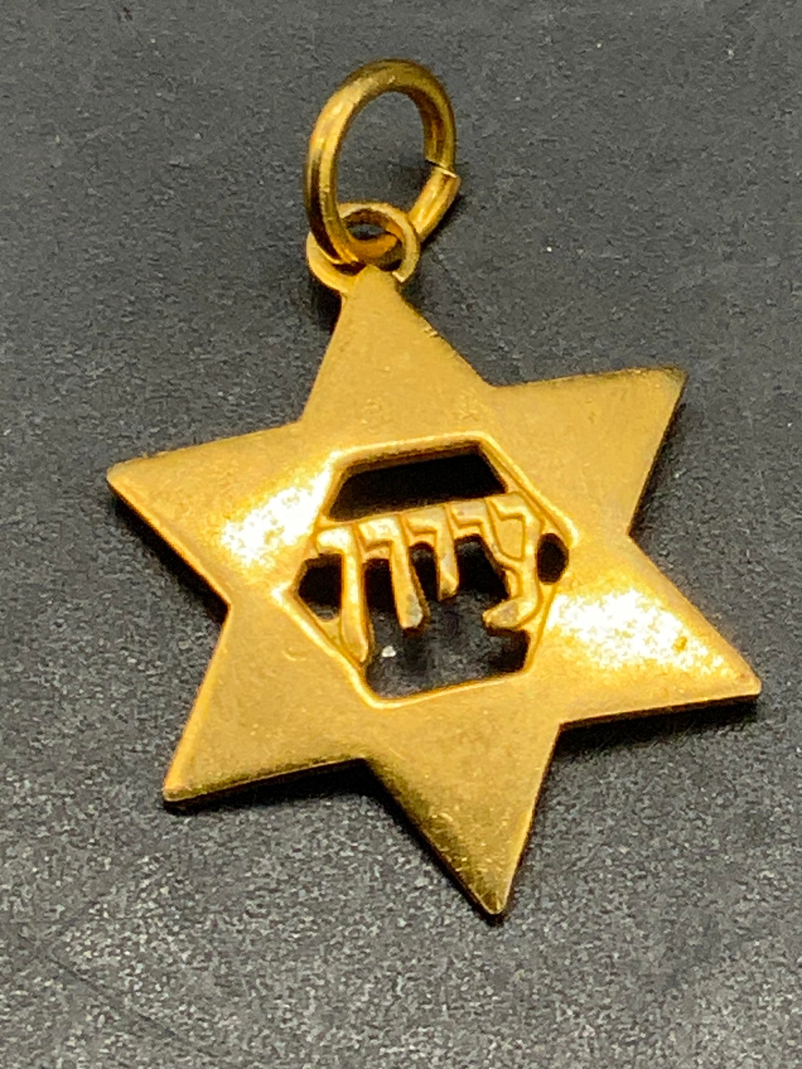 Vintage Star of David Gold Tone Metal Pendant: A vintage gold tone metal Star of David pendant. Measures approx. .75L x .5W in. Some surface wear, discoloration, and chipping to metal. Vintage jewelry, Vintage accessories, Fashion Jewelry, Estate 