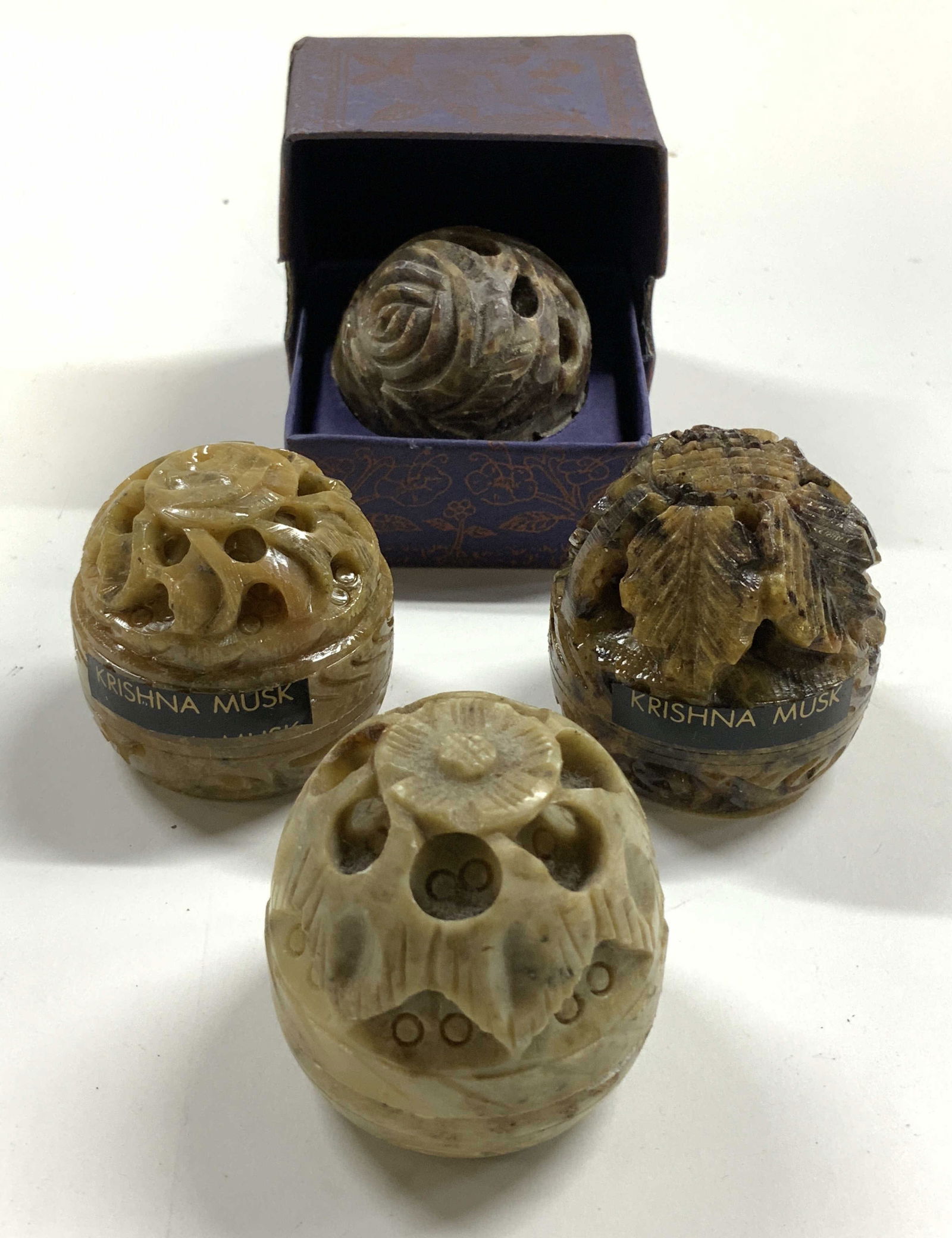 R EXPO Lot 4 Stone Solid Perfume Holders & Box (1 of 7)