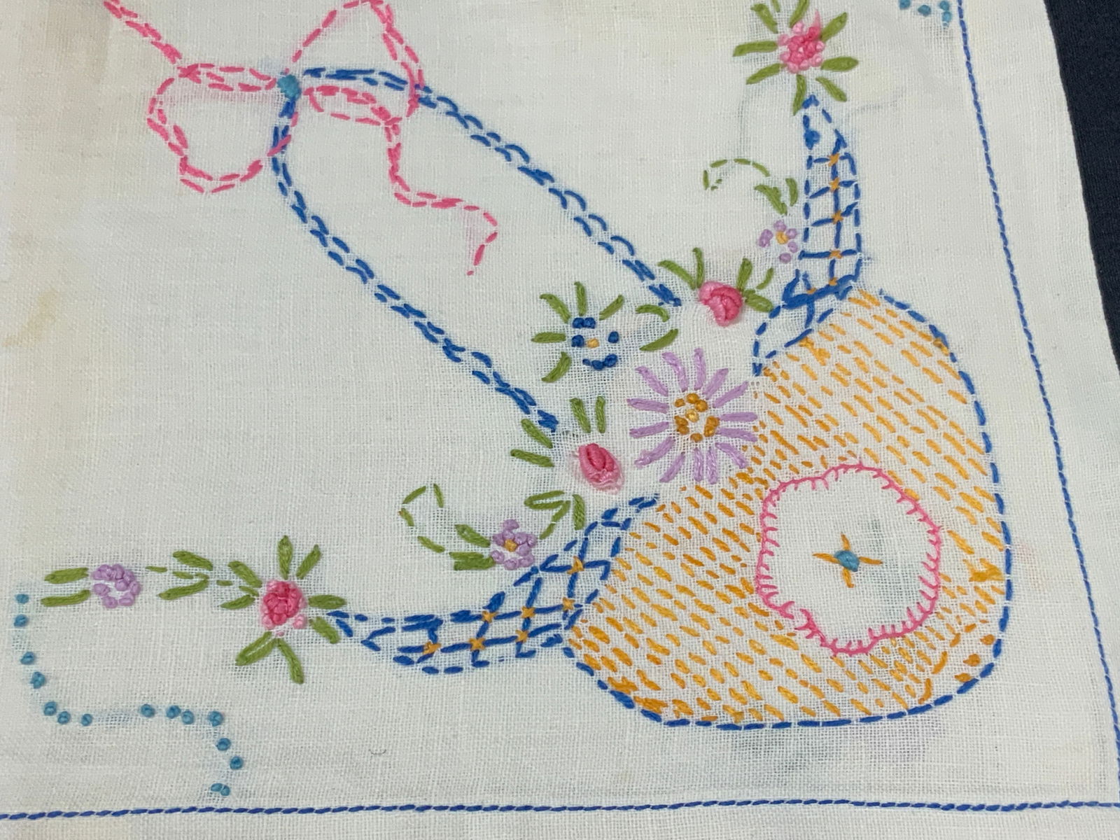 Vntg Hand Embroidered Linen Tablecloth (1 of 6)
