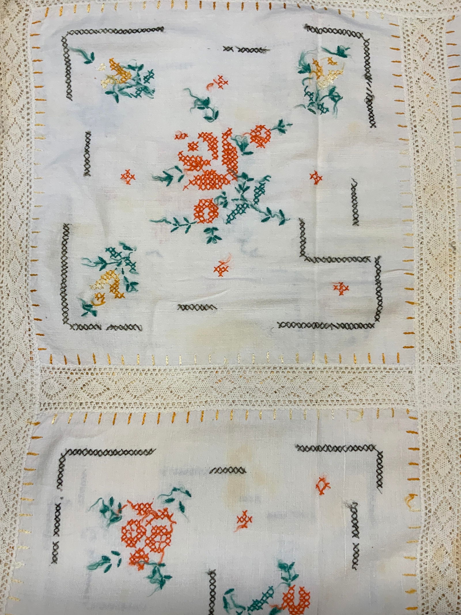 Vntg Embroidered & Lace Linen Tablecloth (1 of 6)