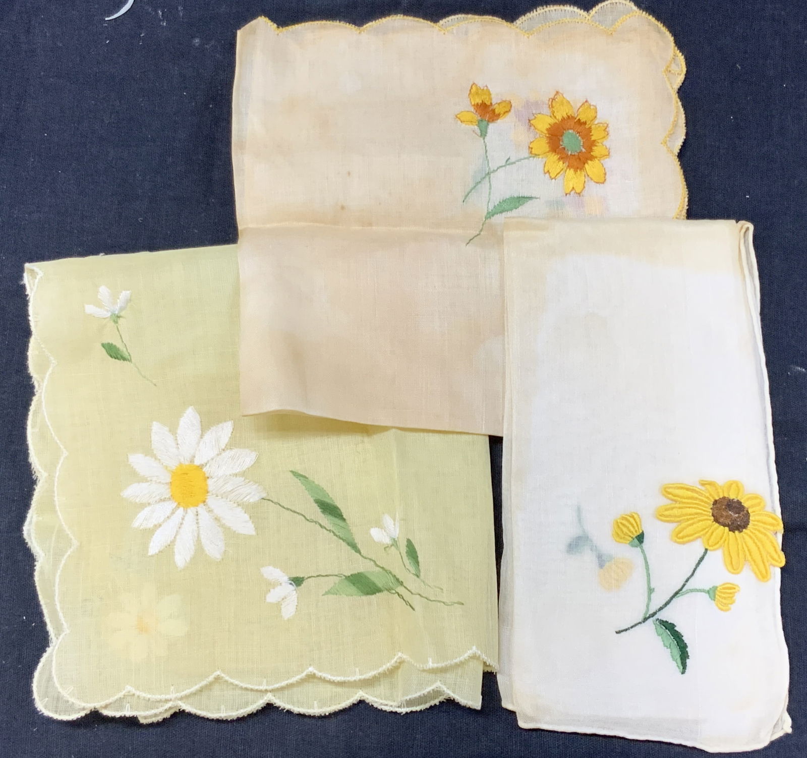 Vntg 3 Embroidered Flower Linen Handkerchiefs (1 of 10)