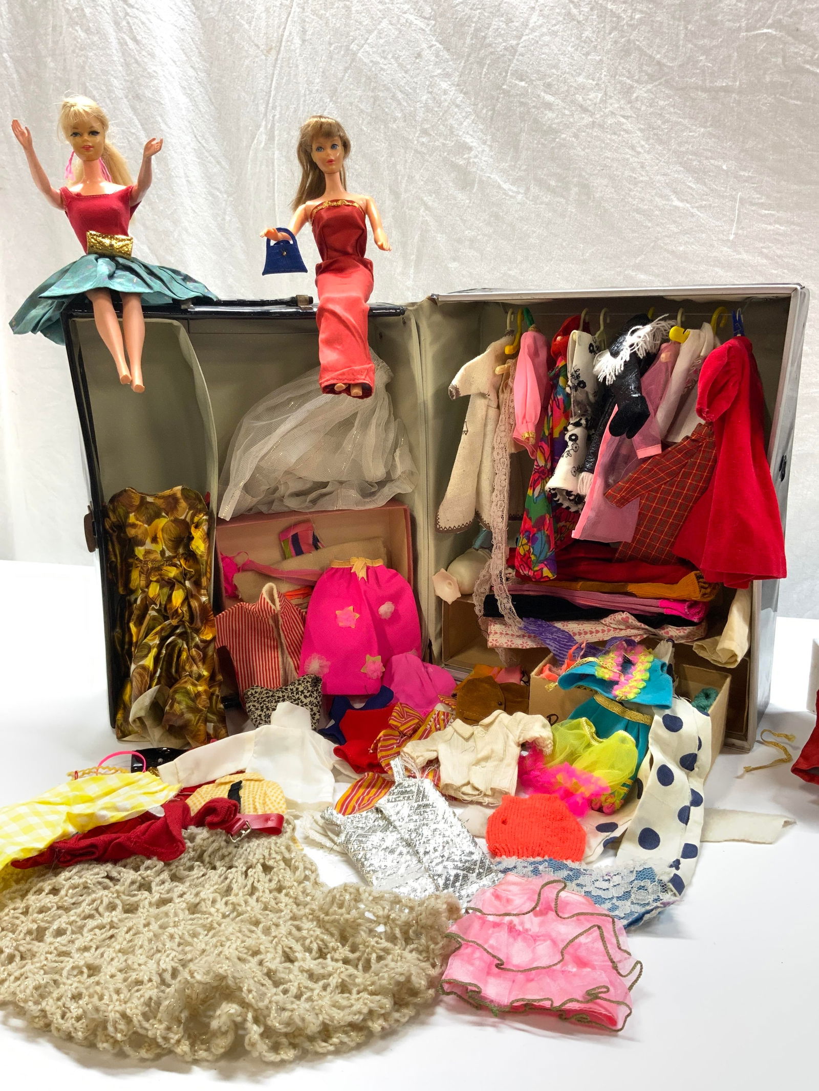 Vntg Barbie Doll Case w Clothes, 2 1966/67 Barbies (1 of 13)