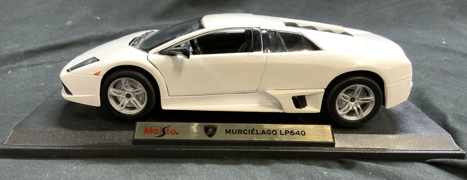 MAISTO Lamborghini Murcielago LP640 Model Car (1 of 8)