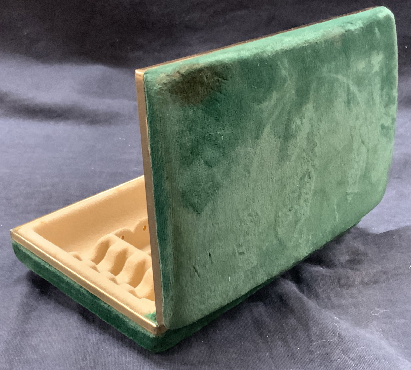 Mele Green Velvet Jewelry Box: Marked Mele on interior. Green velvet jewelry box with brass frame and tan toned velvet and silk style interior. Approx 4.75 x 7 x 1.75 inches Moderate blemishes to exterior velvet and wearing due to 