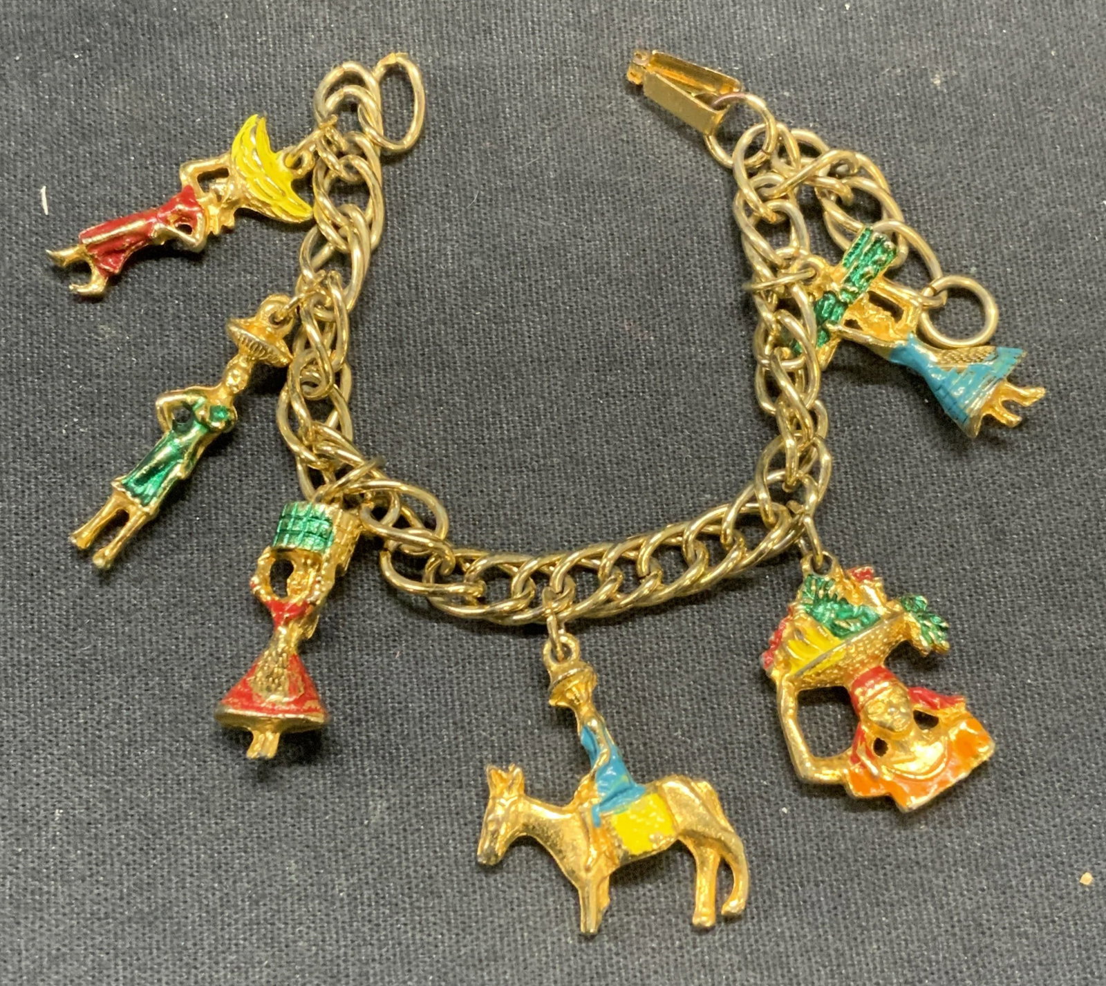Vintage Gold Tone Figural Charm Bracelet: Vintage gold tone figural motif charm bracelet. Measures approx. 6 inches long. Some surface wear including scratching observed. Estate jewelry, costume jewelry, fashion jewelry, cocktail jewelry, acc