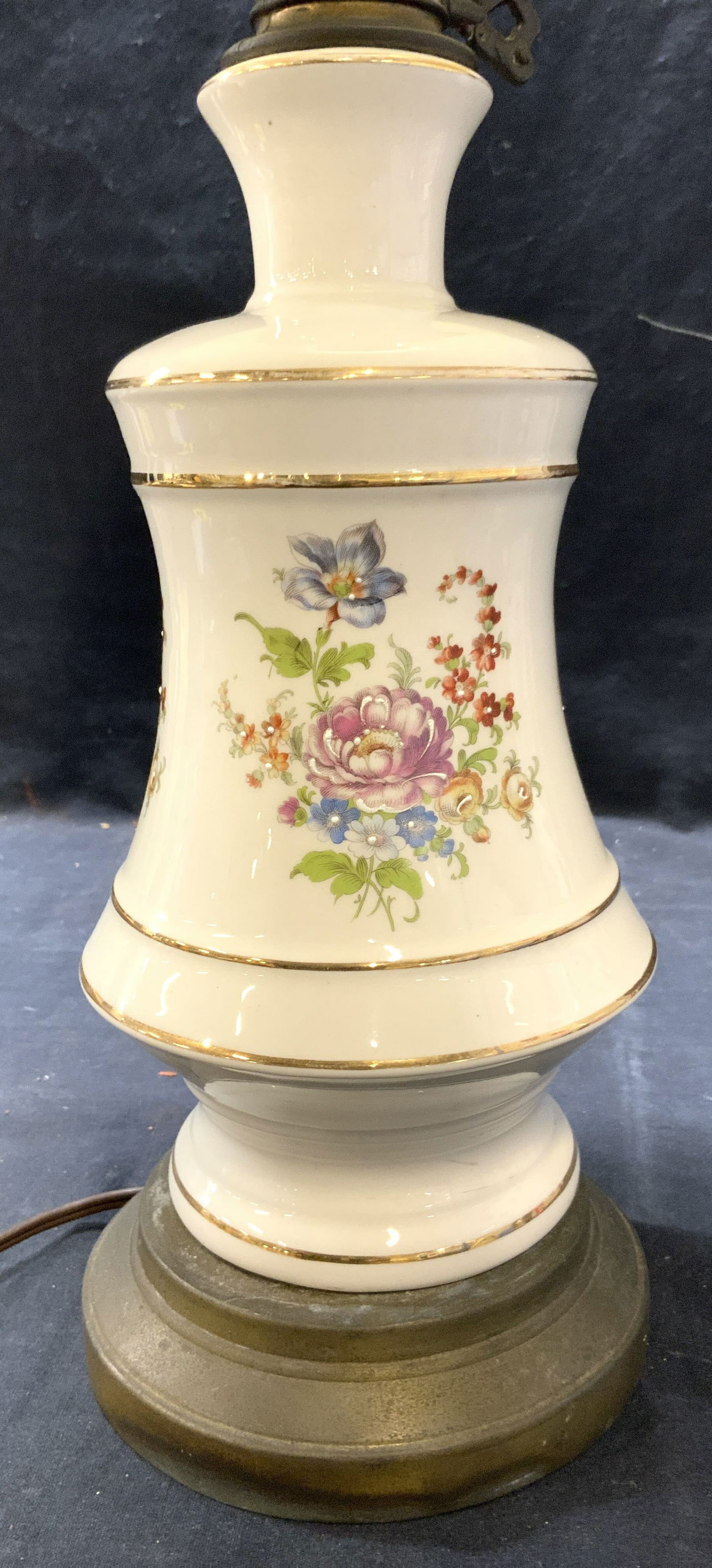 Vintage Porcelain Table Lamp W Shade (1 of 9)