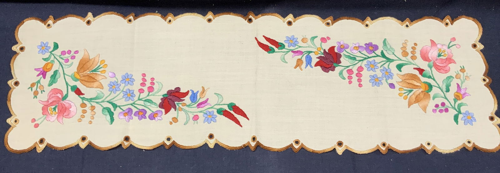 Vntg Embroidered Floral Table Runner 2ft (1 of 7)