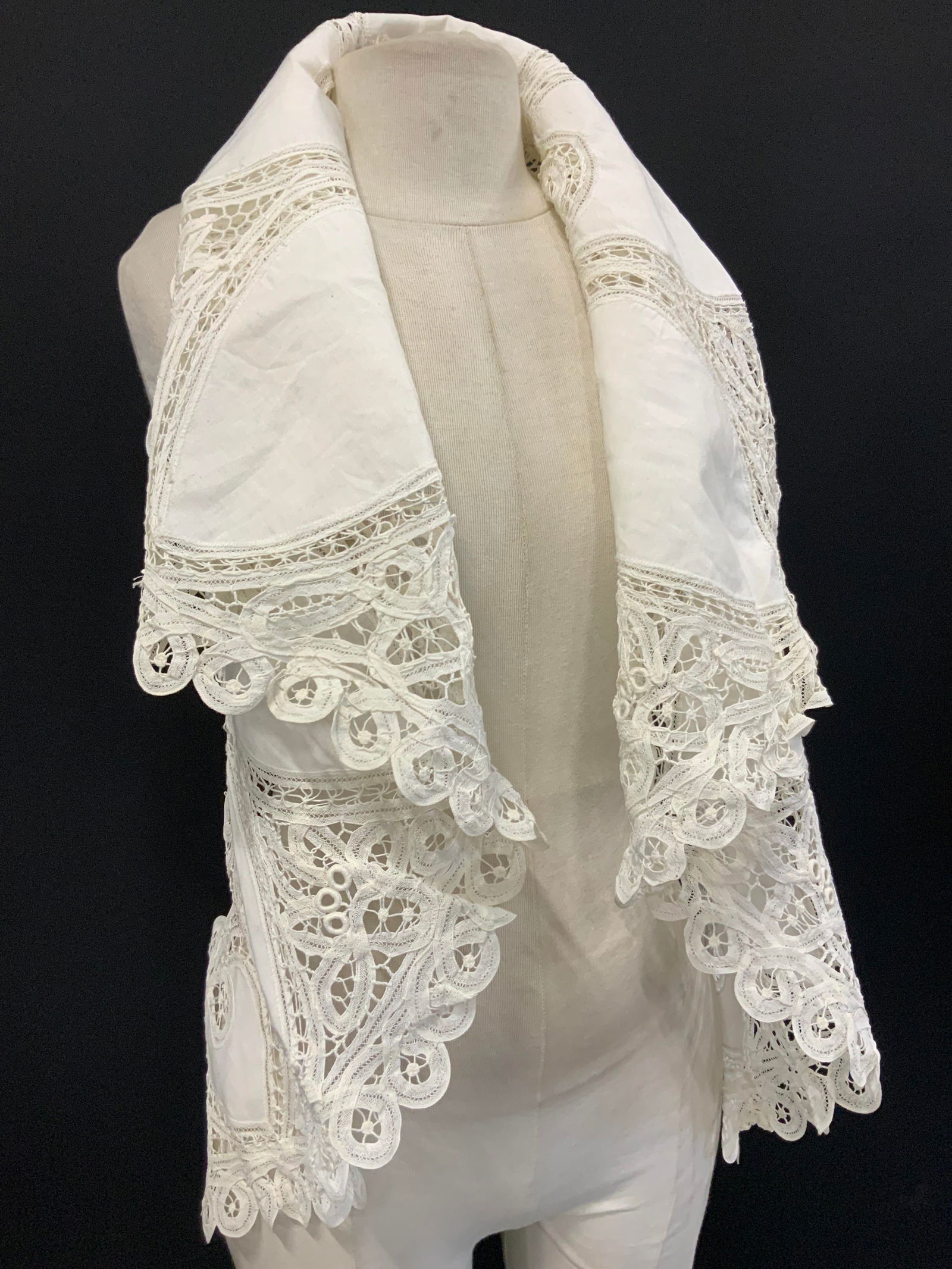 Vntg Linen & Lace Scarf/ Trim: Vintage off white linen and lace edged scarf/ sewing trim with looped lace edges with linens center patterns. Approx 70 inches long and 11 inches wide. Minor blemishes due to age and use. Vintage lace