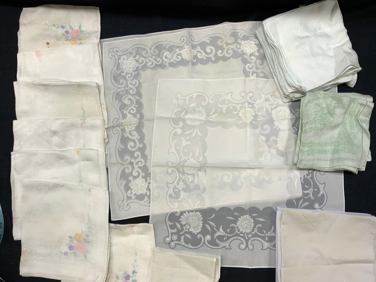 Lot 24 Vintage Cotton & Damask Table Napkins (1 of 14)