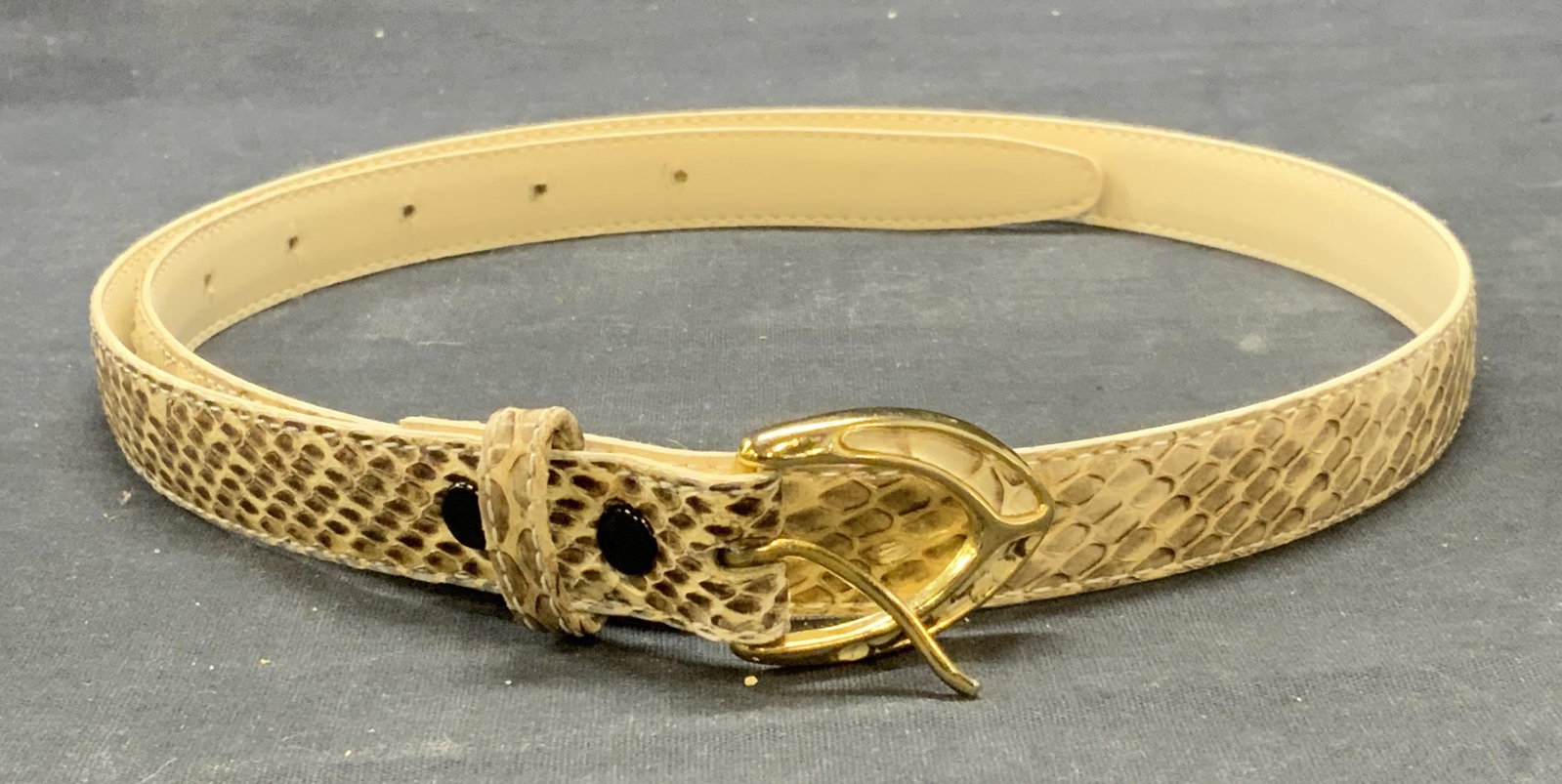 Tan Snakeskin Leather Belt: Tan and white snakeskin leather belt. Size L. Measures approx. 37.5 inches long. Some wear to material consistent with exposure. Ladies belt, ladies snakeskin belt, ladies leather belt, ladies accesso