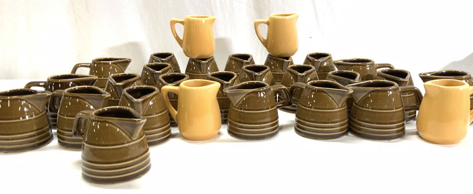 Set 28 Glazed Ceramic Creamers, USA (1 of 7)