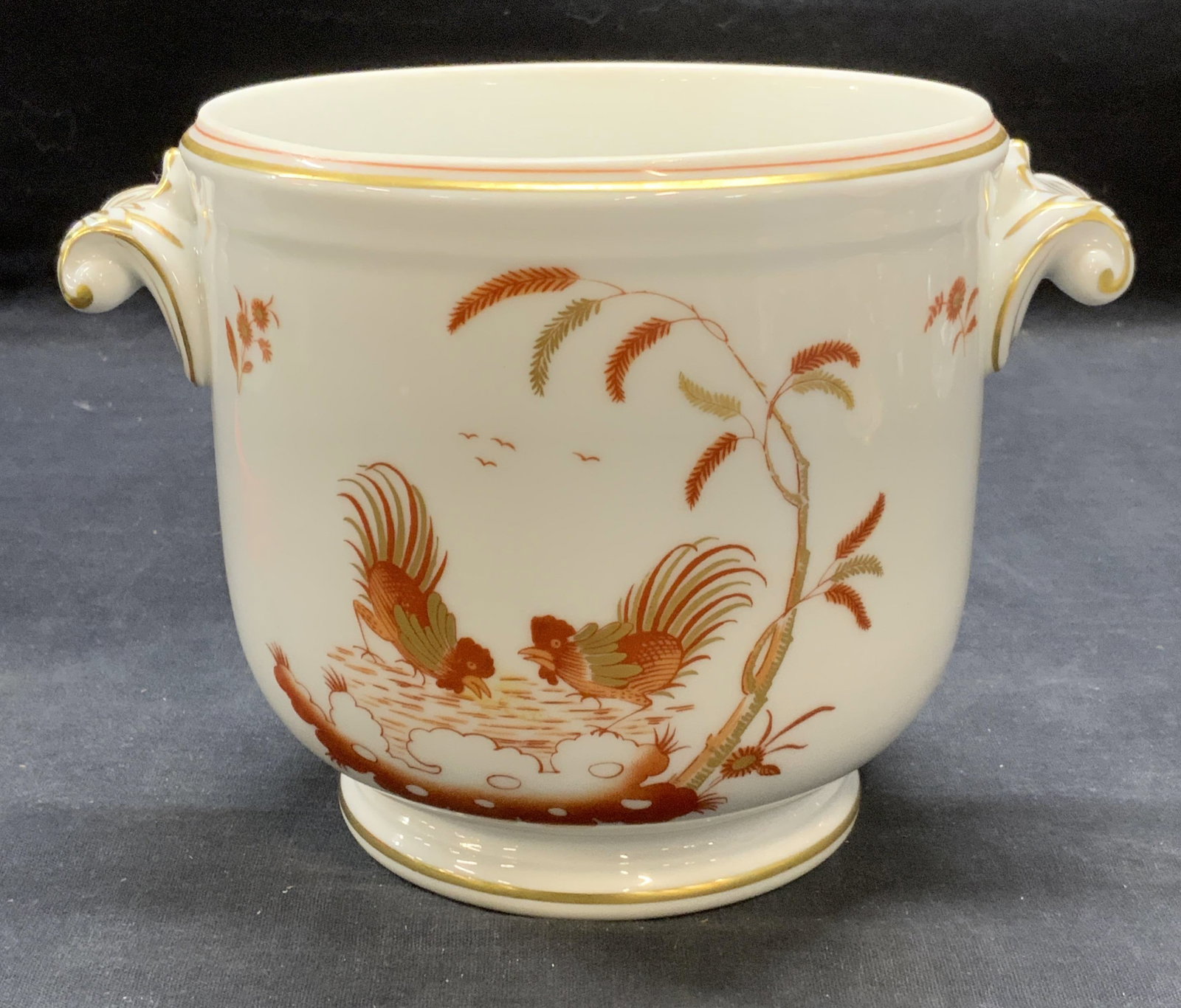 Richard GINORI Porcelain Rooster Planter, Italy: Richard GINORI porcelain planter with hand painted rooster motif in red with gilt decoration. Trademarked to underside. Made in Italy. Measures approx. 5.5 x 5.25 inches. Some surface wear including s