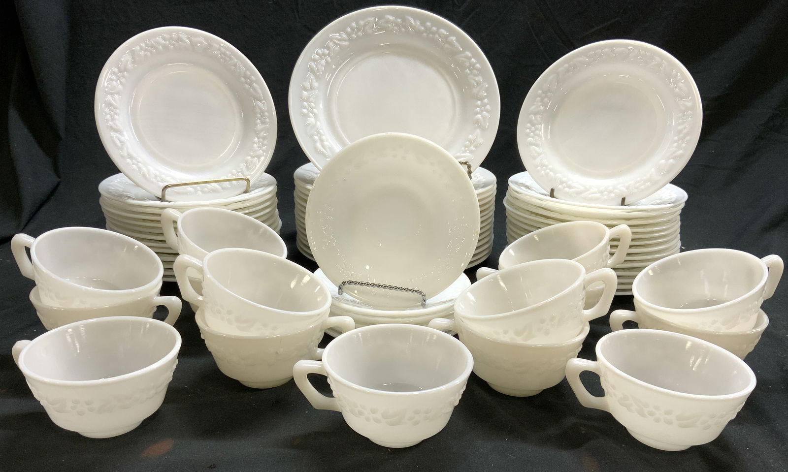 Set 62 Vntg Milk Glass Tableware (1 of 6)
