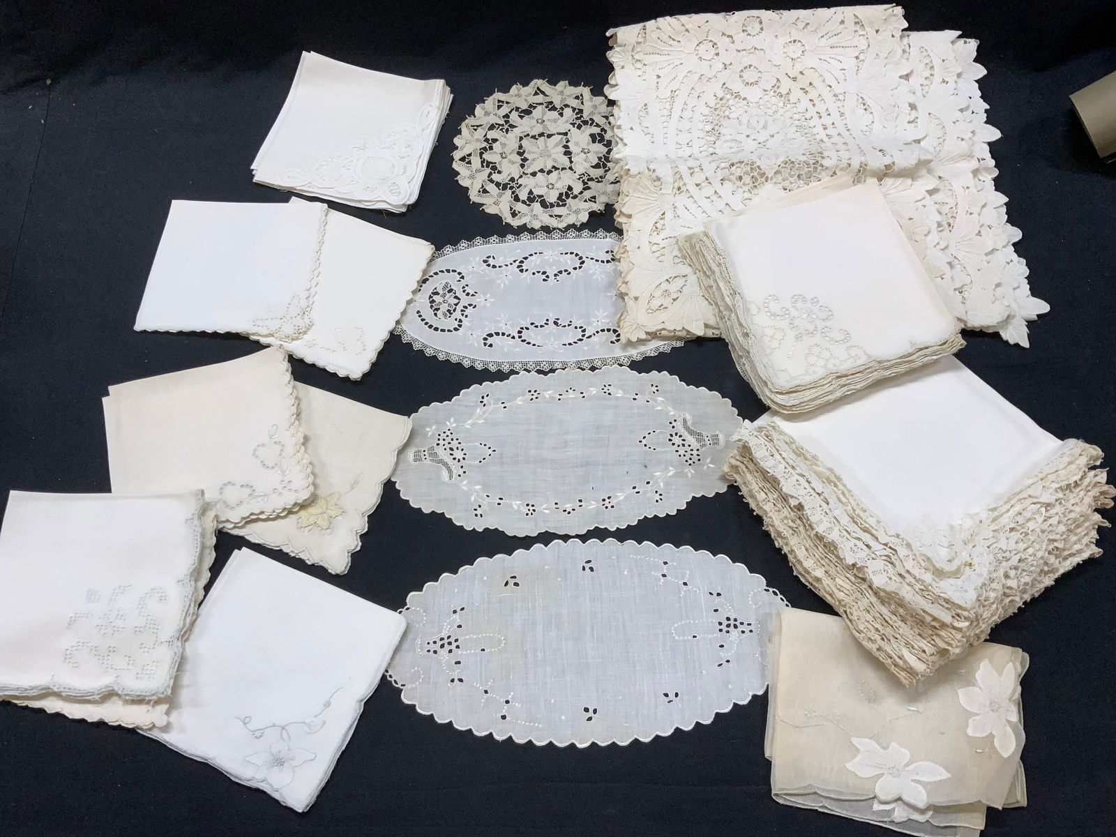 Large Lot Vintage Doilies, Table Linens (1 of 14)