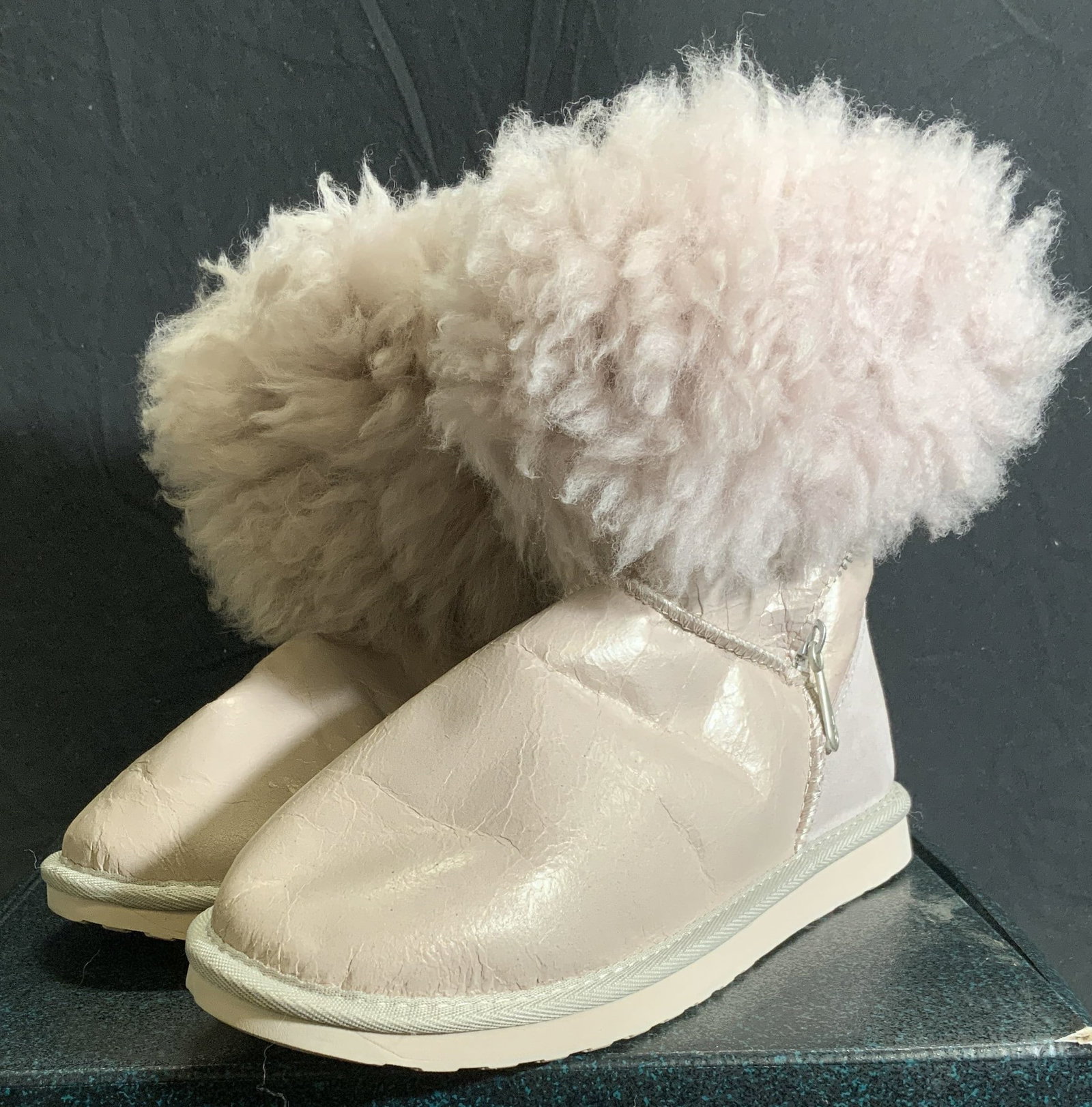 EMU AUSTRALIA TEDDY WURREN Pr Boots W Box 8: Box reads EMU AUSTRALIA TEDDY WURREN style W12598. Boots are size 8. Lot includes pair of boots & original box. Boots have slate lavender tone. Lateral sides have zippers. Boots measure approximately 