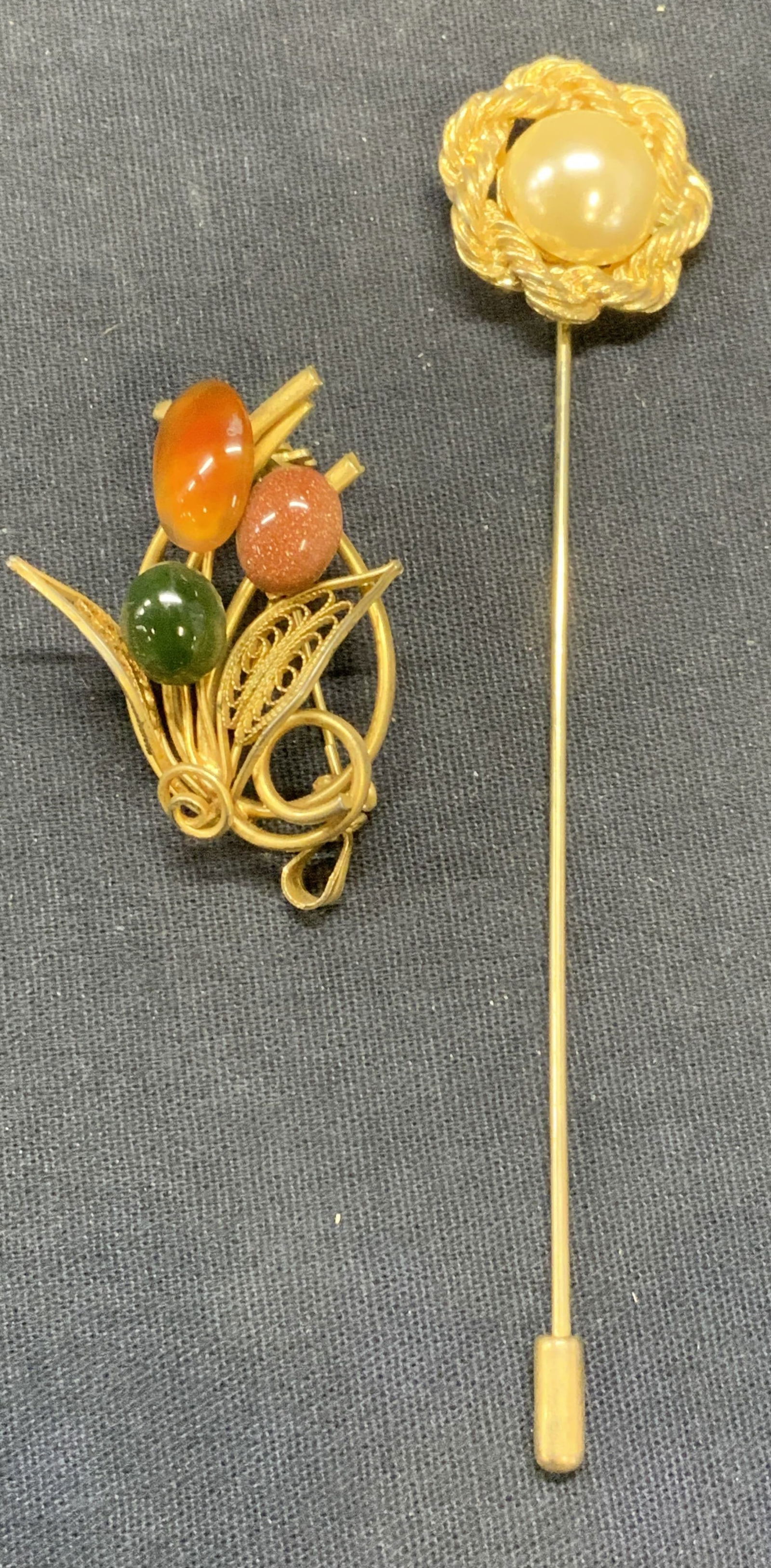 Lot 2 Gold Tone Flower Brooch & Stick Pin (1 of 6)