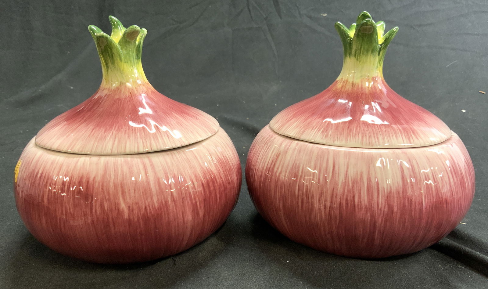 FITZ & FLOYD Pr Red Onion Lidded Porc Bowls (1 of 8)