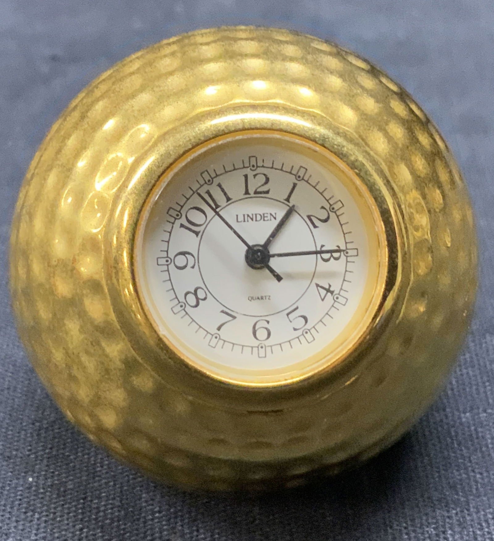 LINDEN Gold Tone Metal Golf Ball Clock (1 of 7)