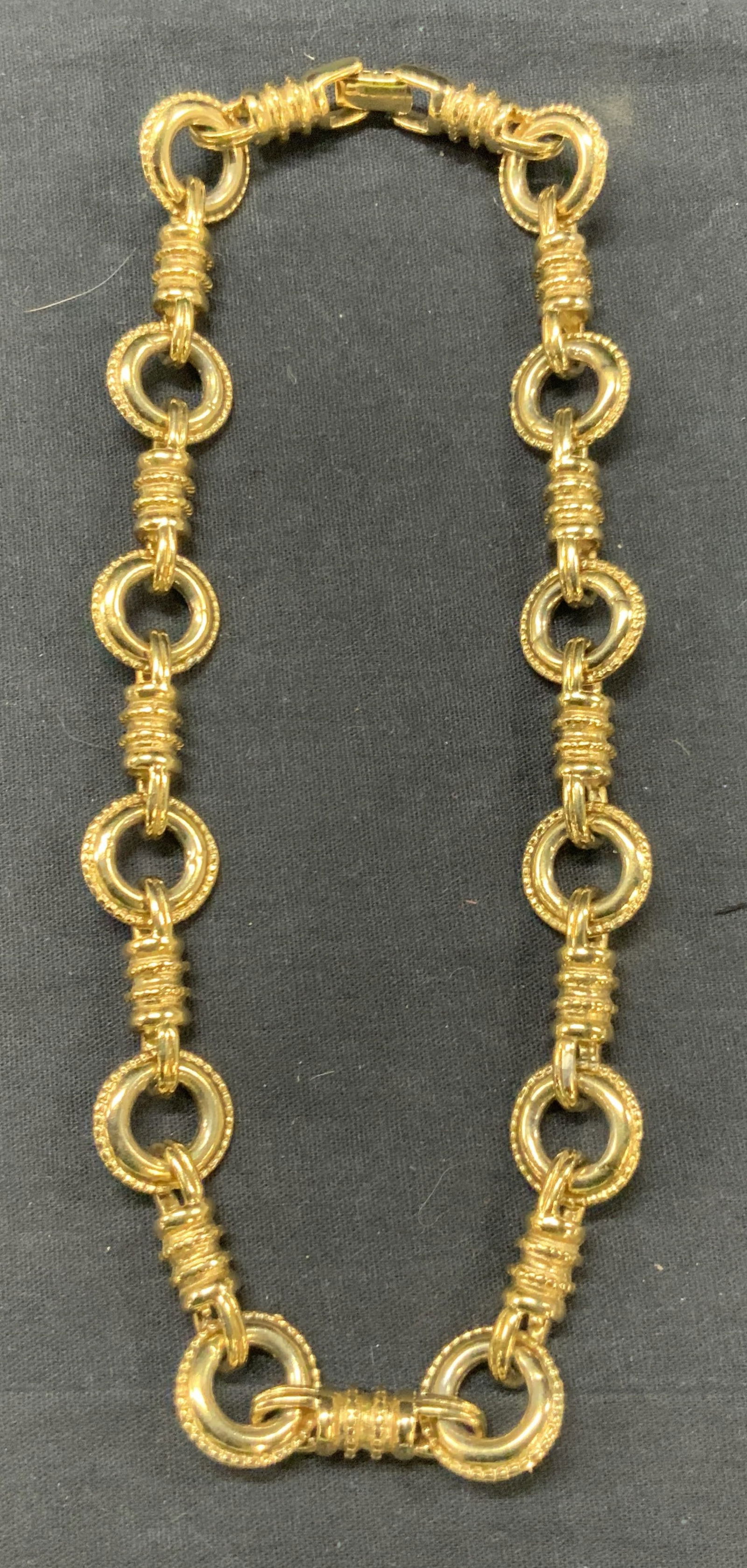 Vntg Gold Tn Chain Collar Necklace: Vintage gold toned collar bone Necklace with interlocking chains. Approx 7 inches long drop length, 17 1/2 in end to end. Moderate wearing to gold tone and metal due to age and use.Vintage necklace, c