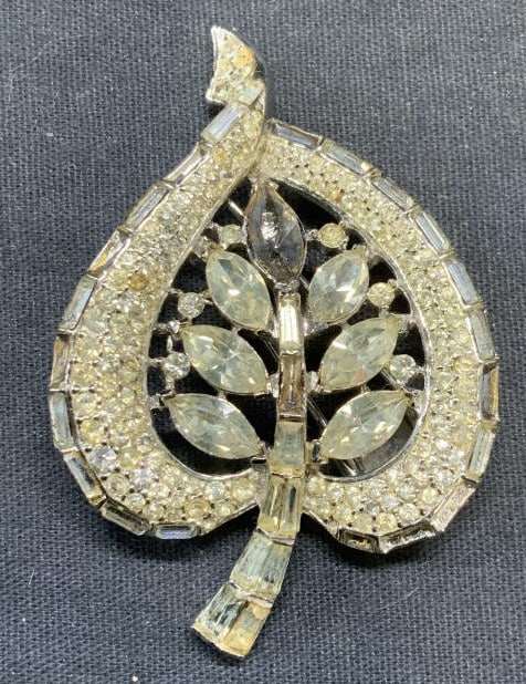 Vintage TRIFARI Silver Tn Crystal Leaf Clip Brooch (1 of 6)