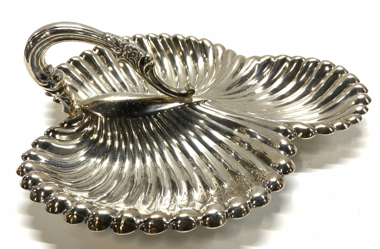 Lunt Silver Plate Embossed 3 Leaf Serving Plate (1 of 6)