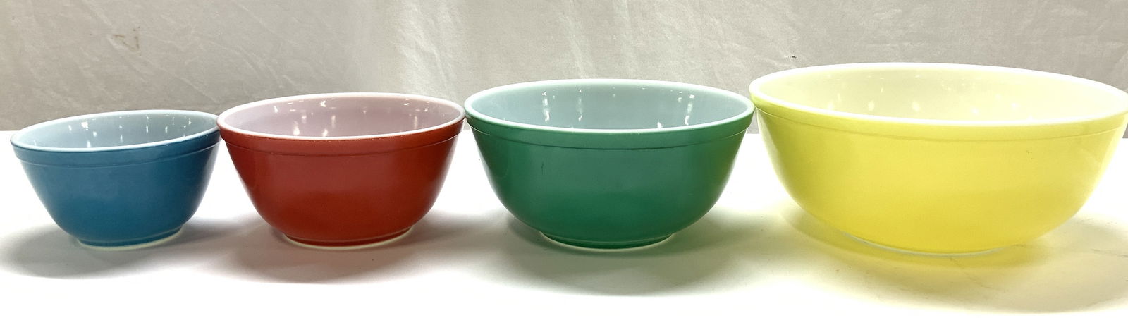 Set 4 Vintage Stacking Colored PYREX Bowls, USA (1 of 8)