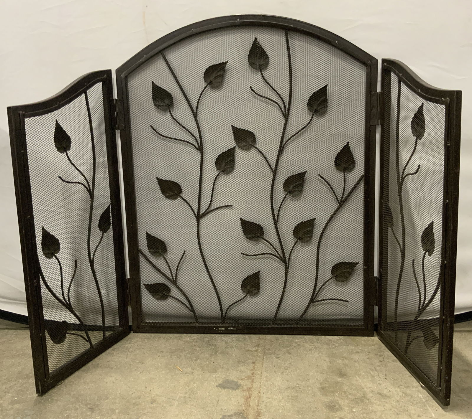 Black Mesh Metal Foliage Motif Fireplace Screen (1 of 8)