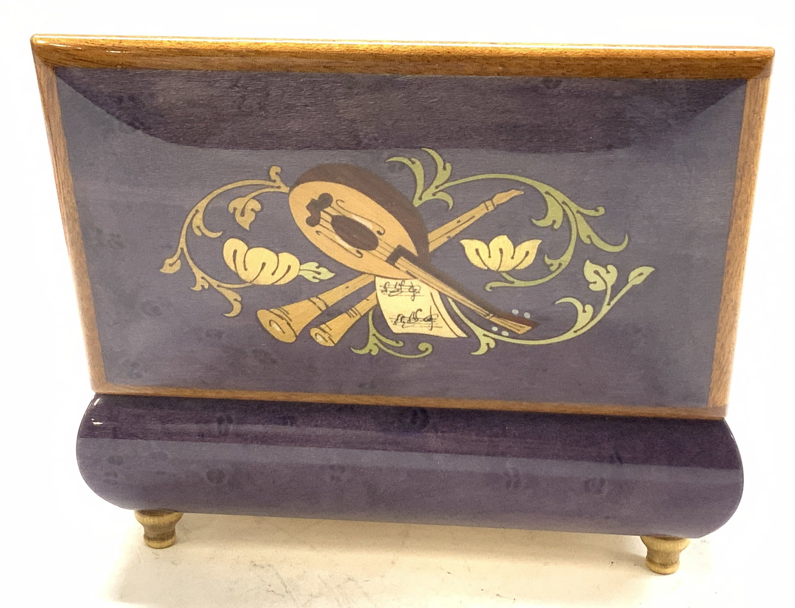 Musical Lacquered Wood Jewelry Box, Italy: Hand crafted musical jewelry box, plays Isle of Capri. Lid hinges open and then music plays. Appears never used. Light pink velvet interior . Hand painted and lacquered wood on feet. Made in Italy. Me