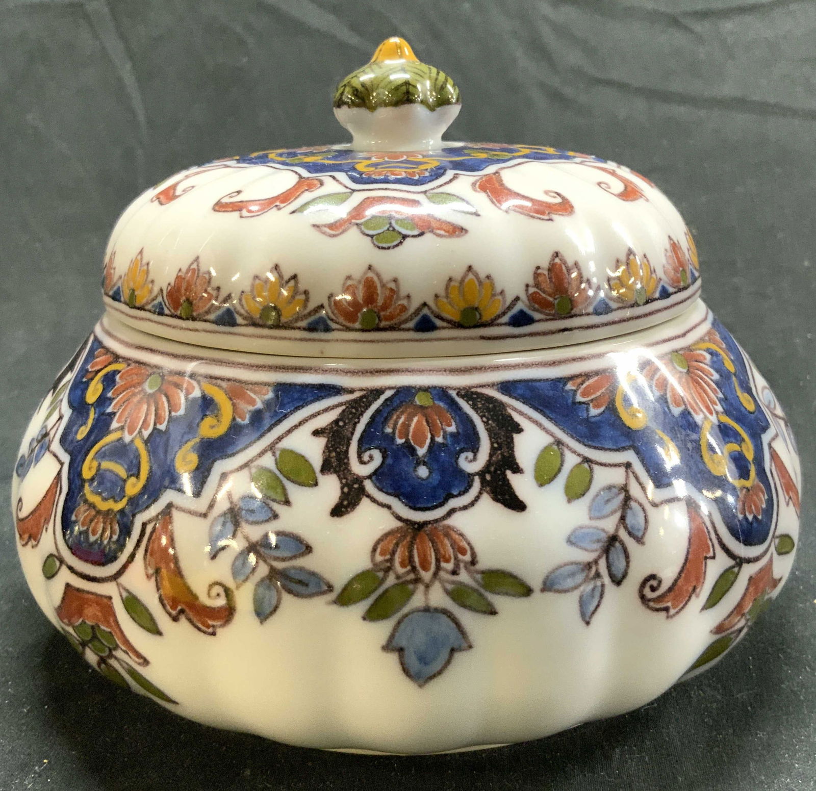 MAKKUM Vntg Porcelain Lidded Vessel (1 of 8)