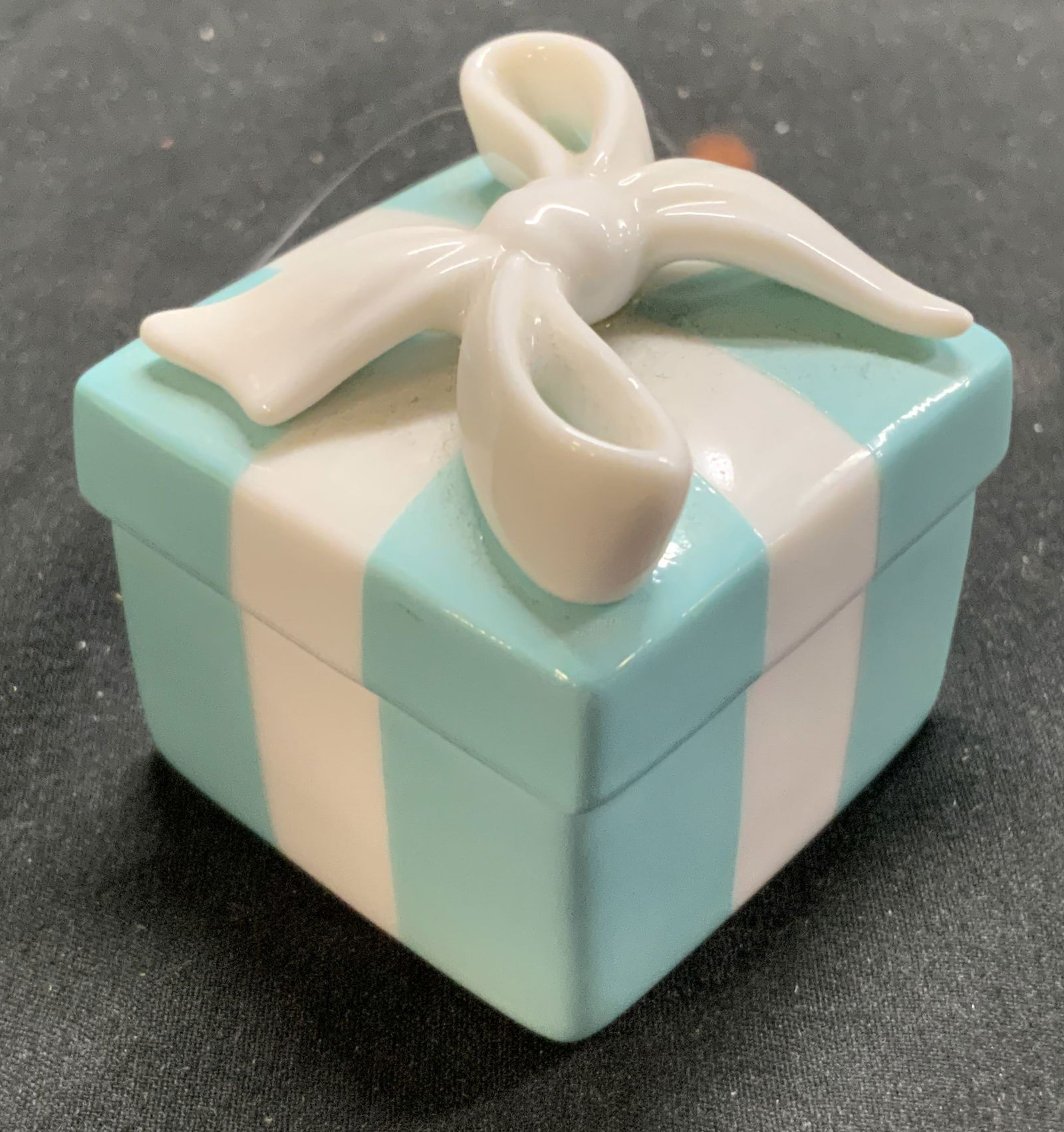 TIFFANY & CO Present Gift Trinket Box W Lid (1 of 8)