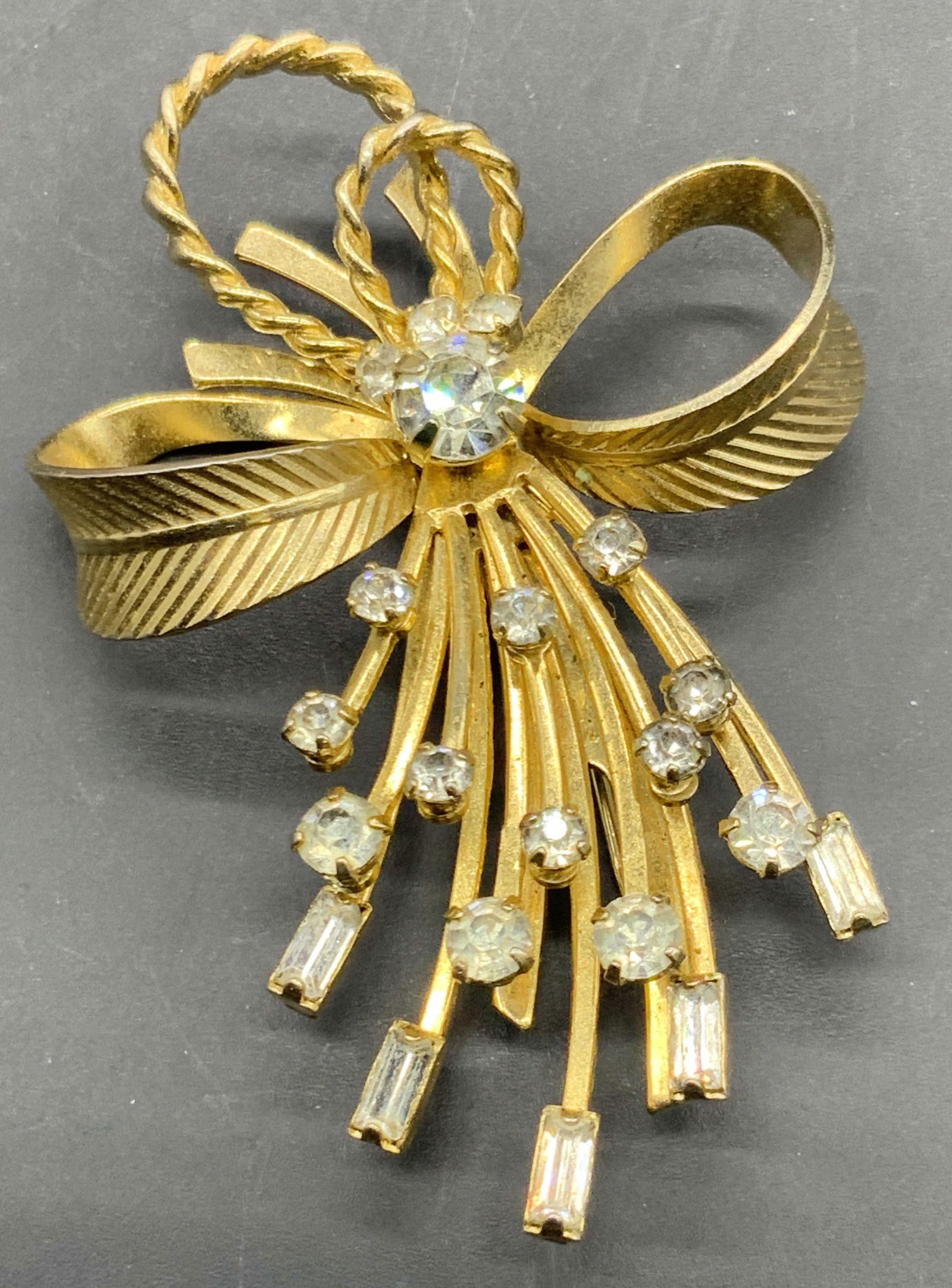 SARAH COV Signed Vintage Ribbon Motif Crystal Pin (1 of 7)