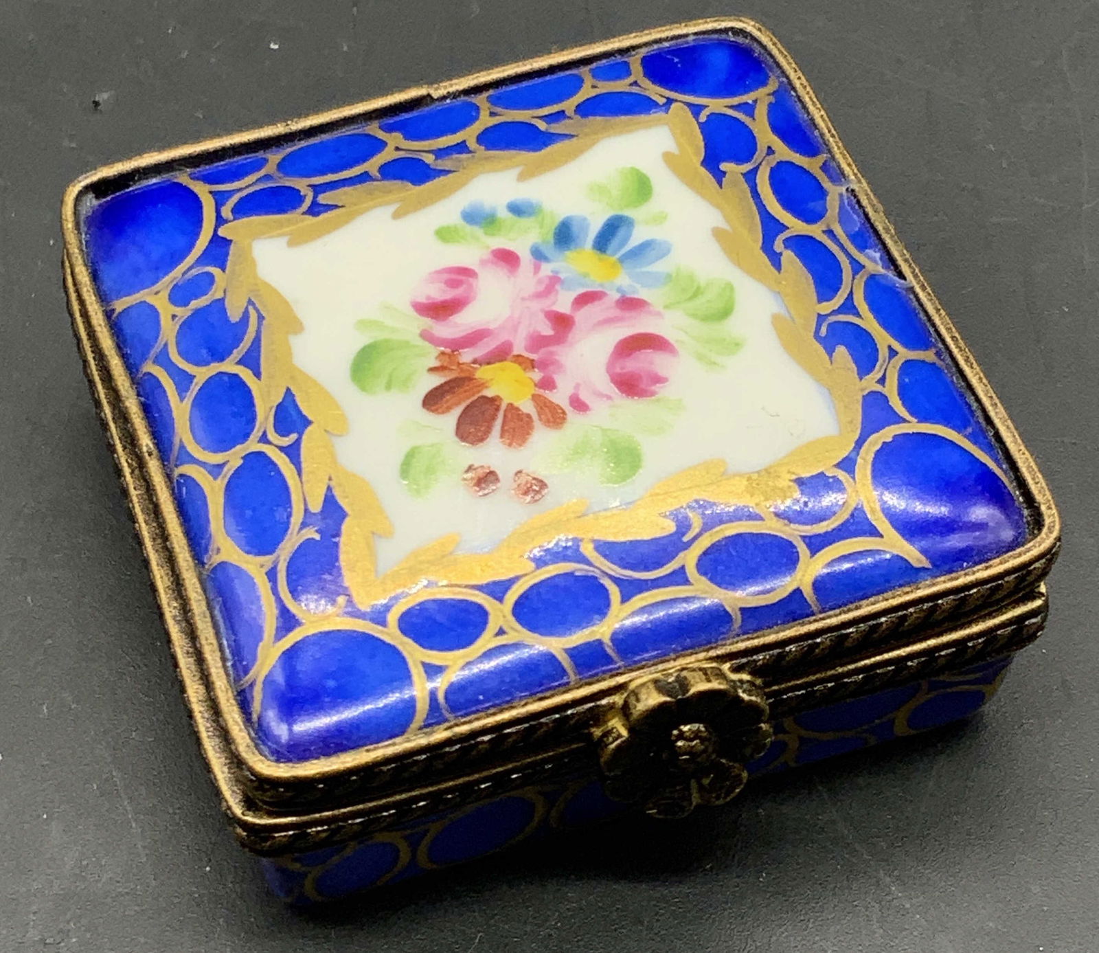 LIMOGES Sgn Hand Painted French Porcelain Pill Box (1 of 7)