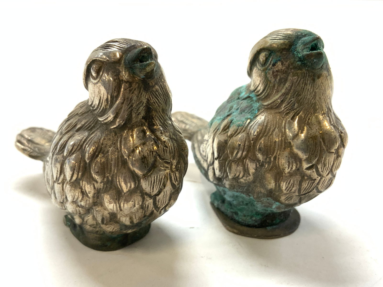 Vntg Pewter Bird Salt & Pepper Shakers: Lot includes 1 salt and 1 pepper shaker. Each are silver toned & appear to be pewter. Each piece depicts a small bird with beak open. Each piece has relief detail to show facial features and feather d