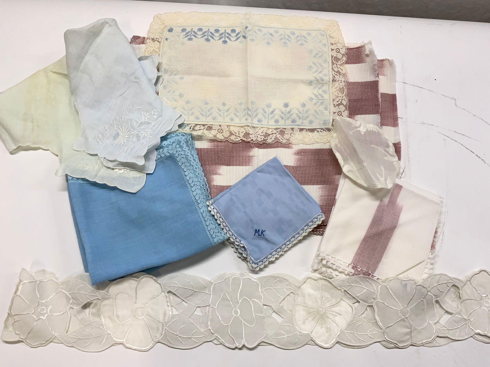 24 Vntg Table Linens-Placemats, Napkins, Hankies (1 of 11)