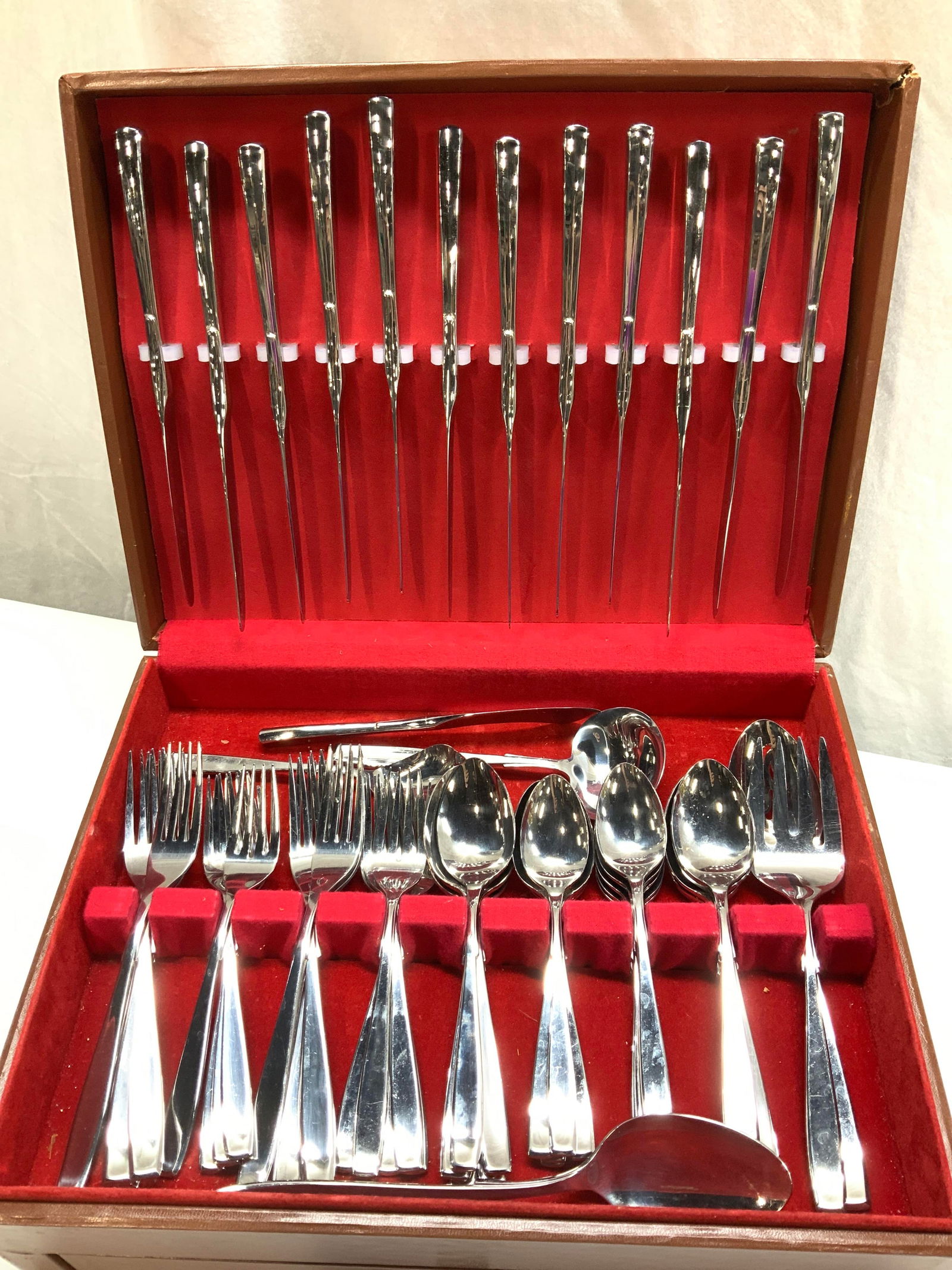 LUNT Stainless Steel Silverware Set 58 w Chest (1 of 8)