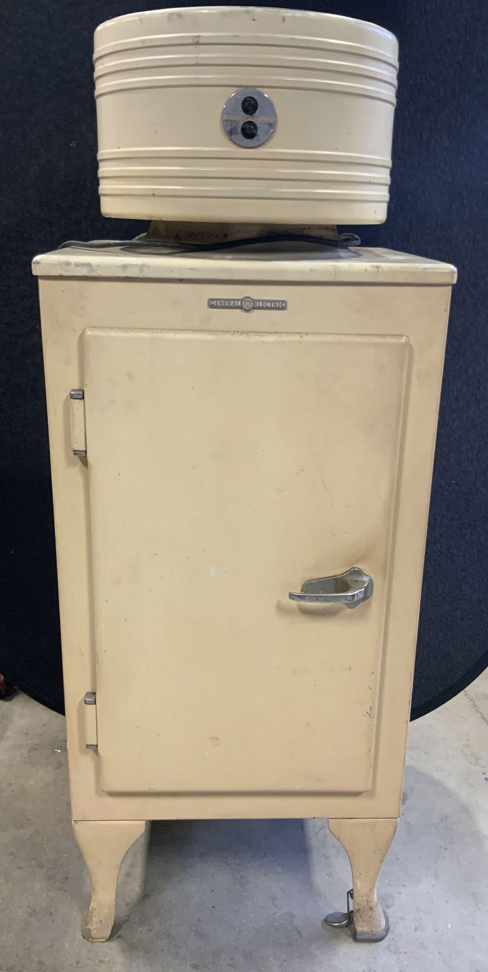 Vintage 1930s GENERAL ELECTRIC Monitor Top Fridge (1 of 10)