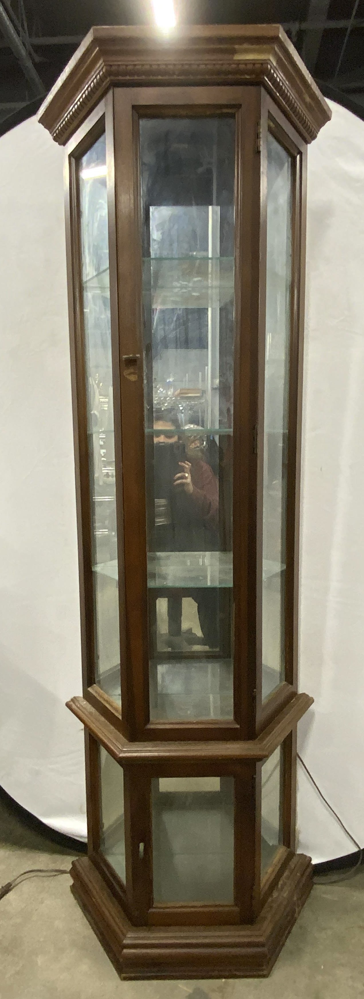 PULASKI FURNITURE Vntg Mirrored Curio Cabinet (1 of 11)