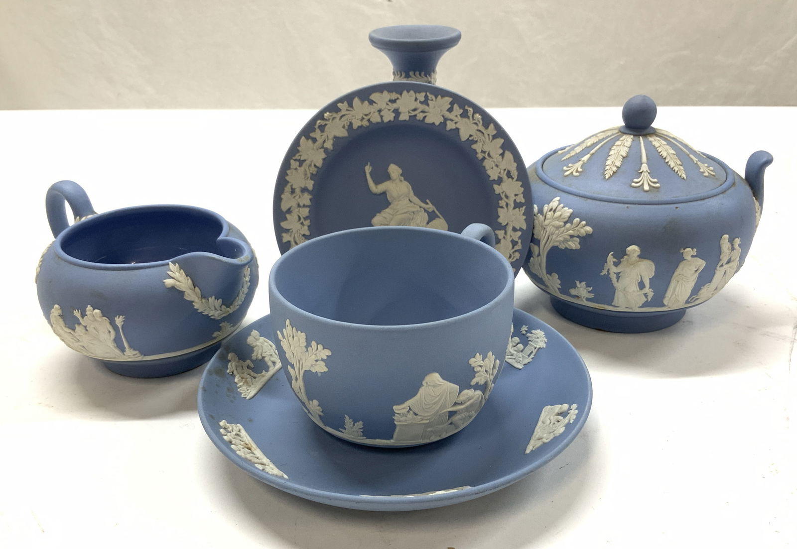 Group 6 Light Blue Wedgwood Tableware, England (1 of 7)