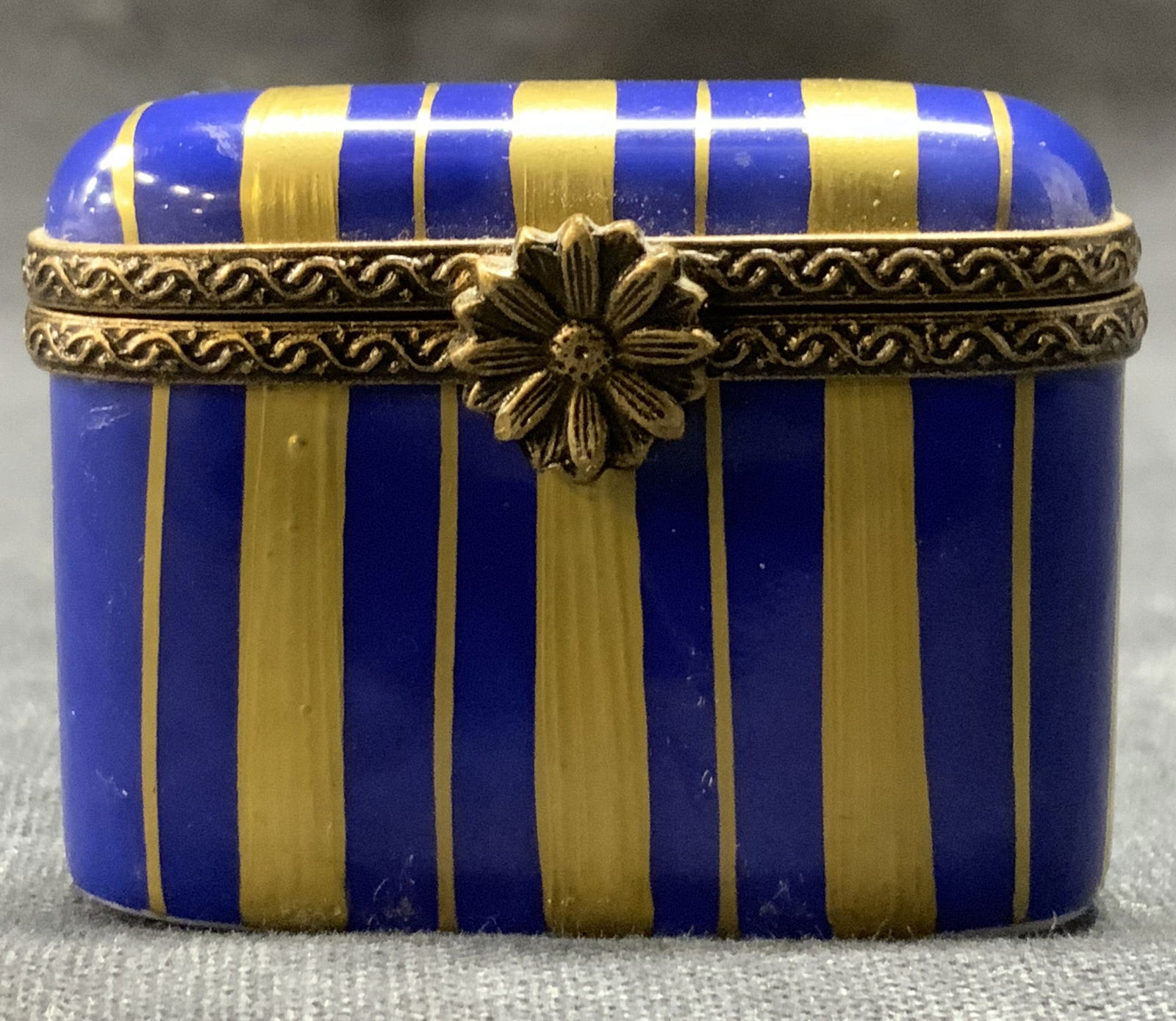 LIMOGES FRANCE Hand Painted Porcelain Pill Box (1 of 11)